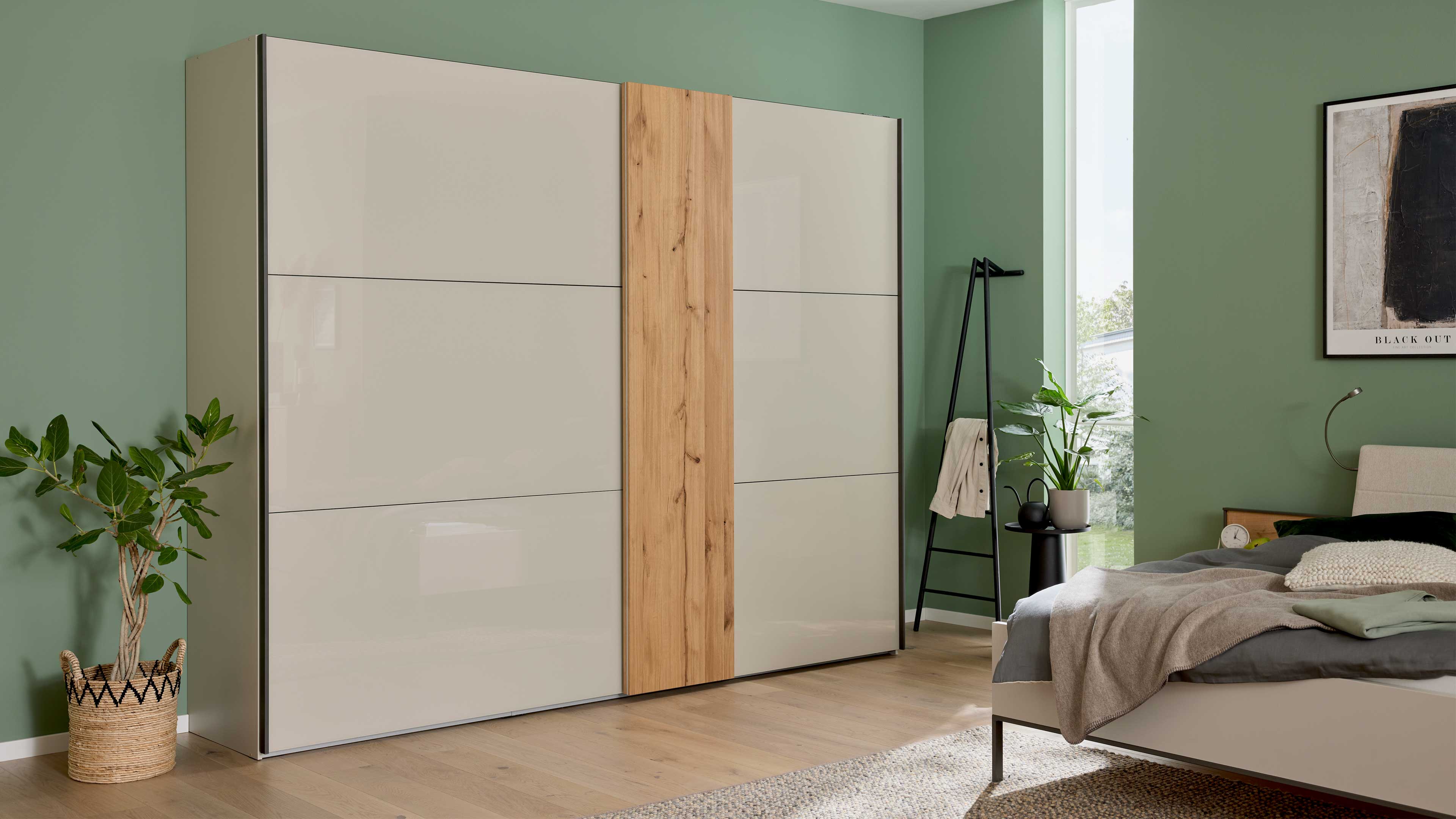 Kleiderschrank mit Schiebetüren in Graubeige und Holz sowie Innenaufteilung mit Kleiderstange und Einlegeböden für übersichtlichen Stauraum