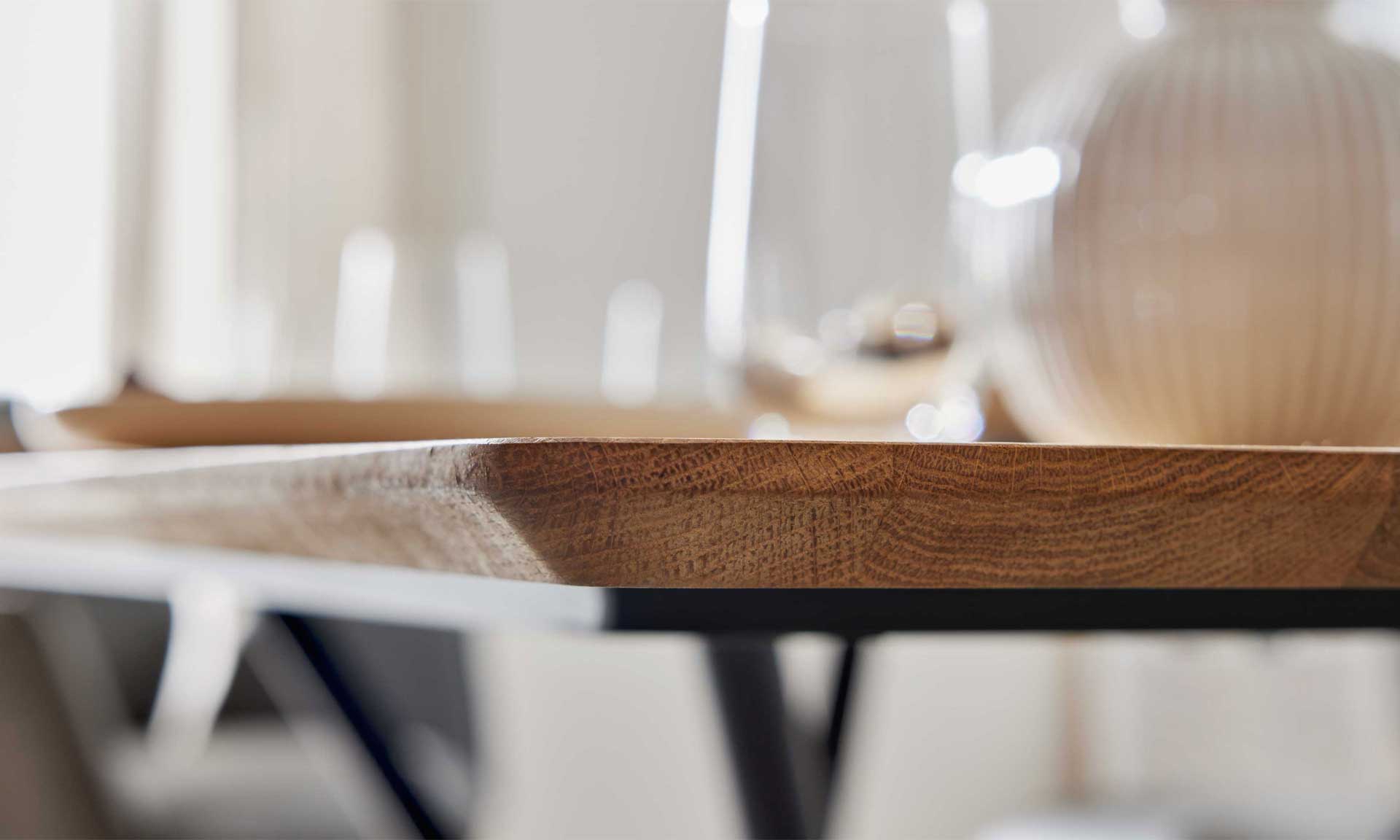 Esstisch mit heller Wildeiche und schwarzem Metallgestell im Industrial-Stil