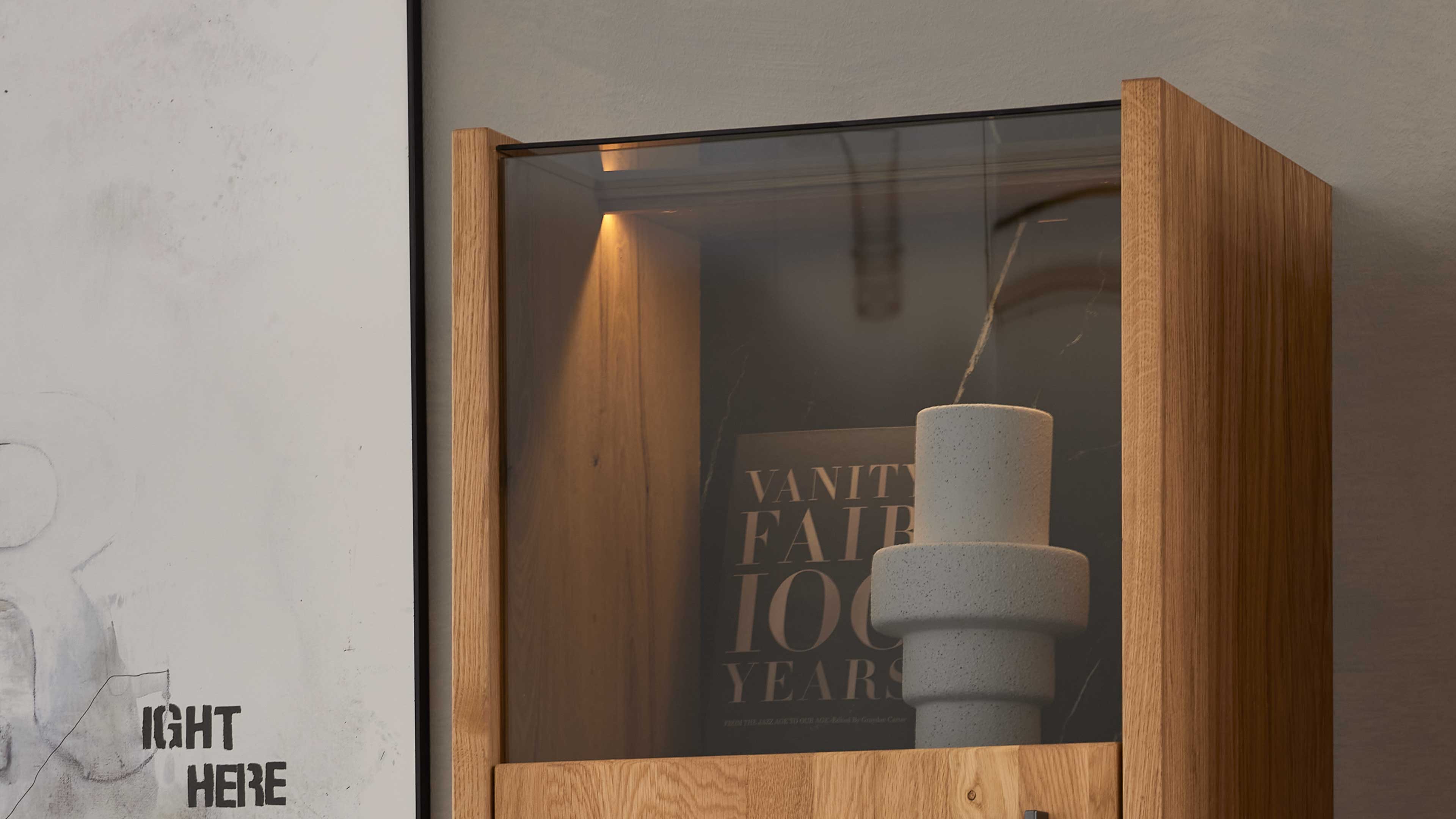 Highboard-Vitrine in Asteiche mit Schwarzglas-Einsatz in der Tür