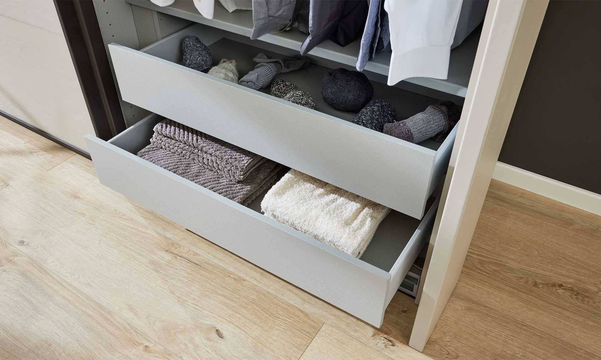 Schwebetürenschrank Beige-Grau mit matten Fronten und schwarzer Metallelementen