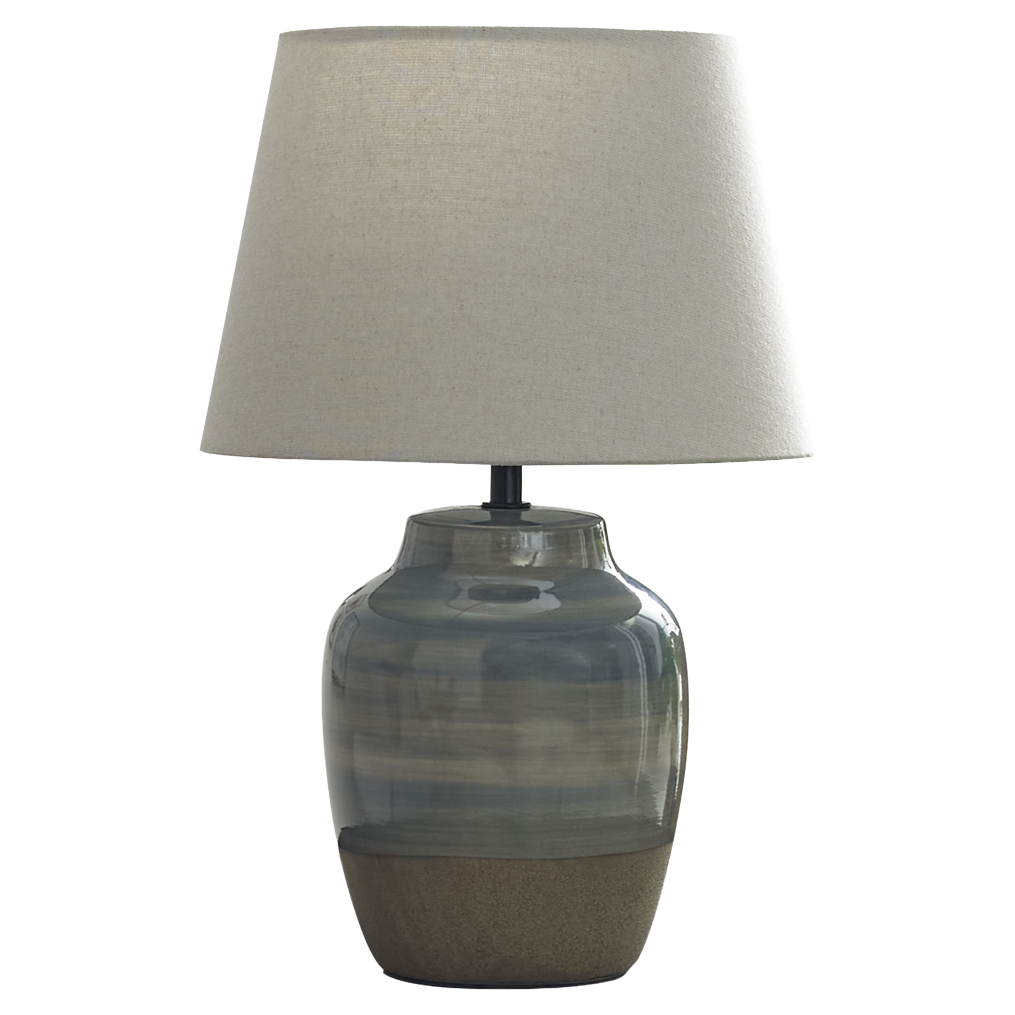 Tischlampe mit beigem Leinen-Schirm und bauchigem Keramikfuß in graublauer Glasur mit rohem, braunem Sockel.