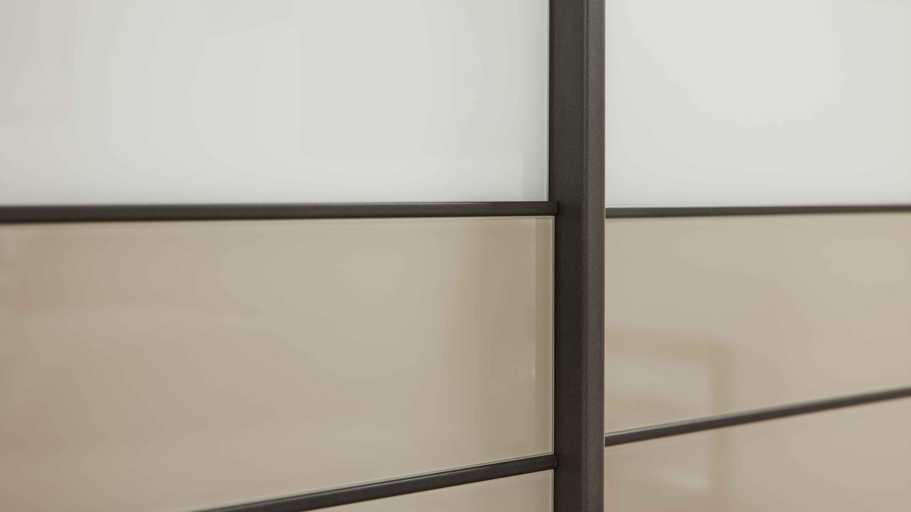 Vierteiliges Schlafzimmer in Kieselgrau und Weiß mit Bett, Nachtkonsolen und großem Kleiderschrank im modernen Design.