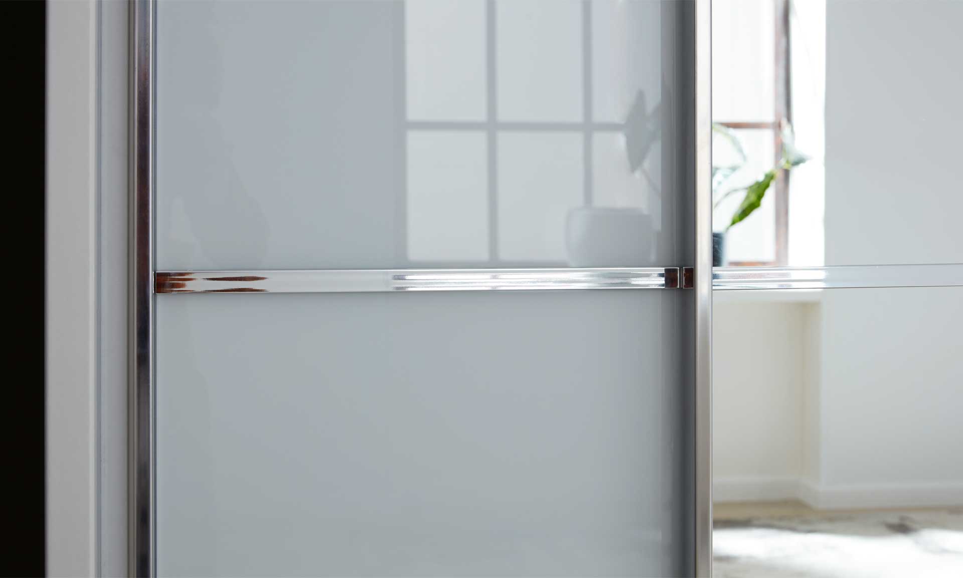 Schwebetürenschrank mit Glasfronten in Weiß und Spiegelelement