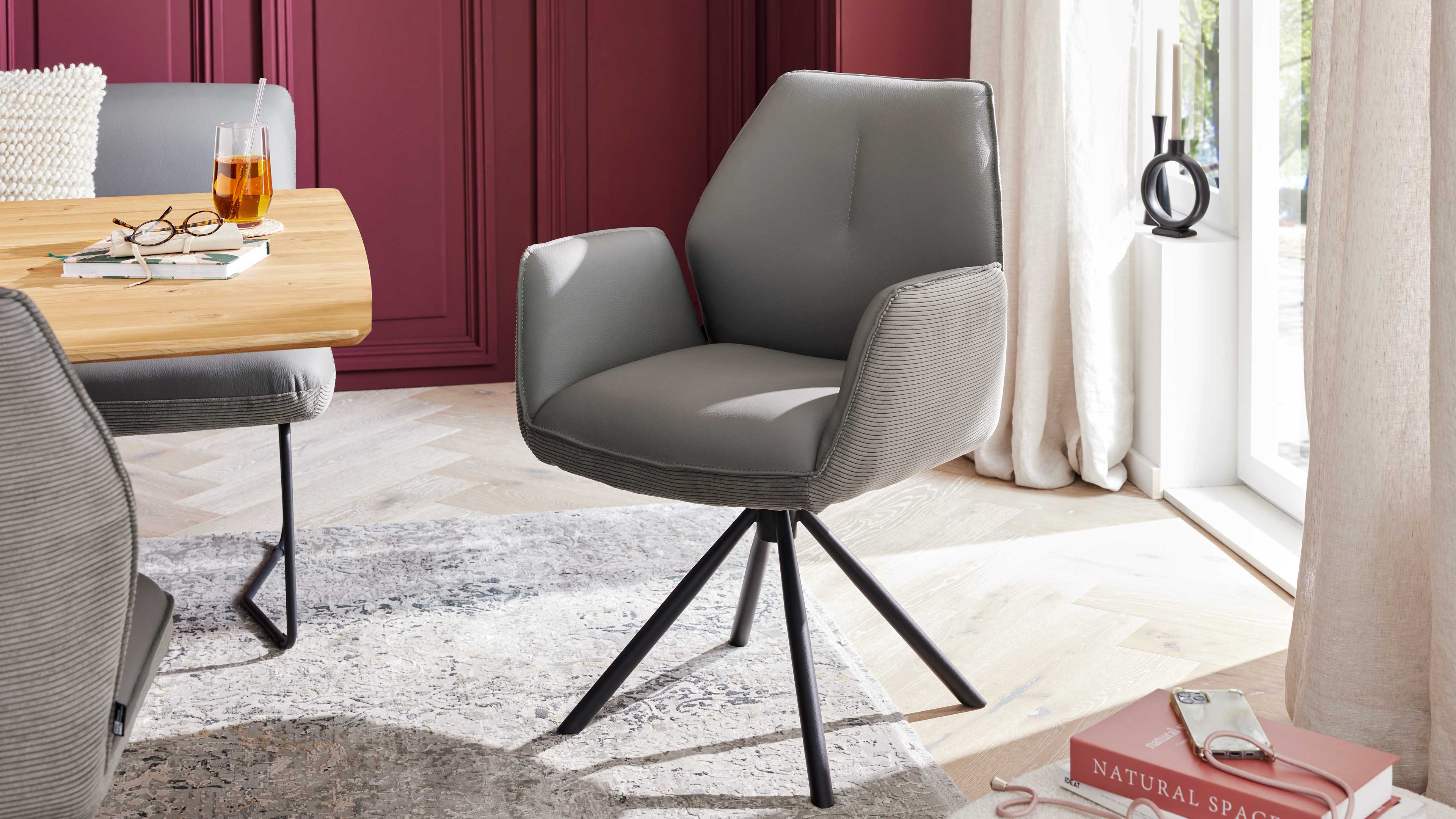 Moderner Armlehnstuhl mit Motion-3D-Komfort, Dreh- und Rückholfunktion sowie edlem Cord- und Lederbezug