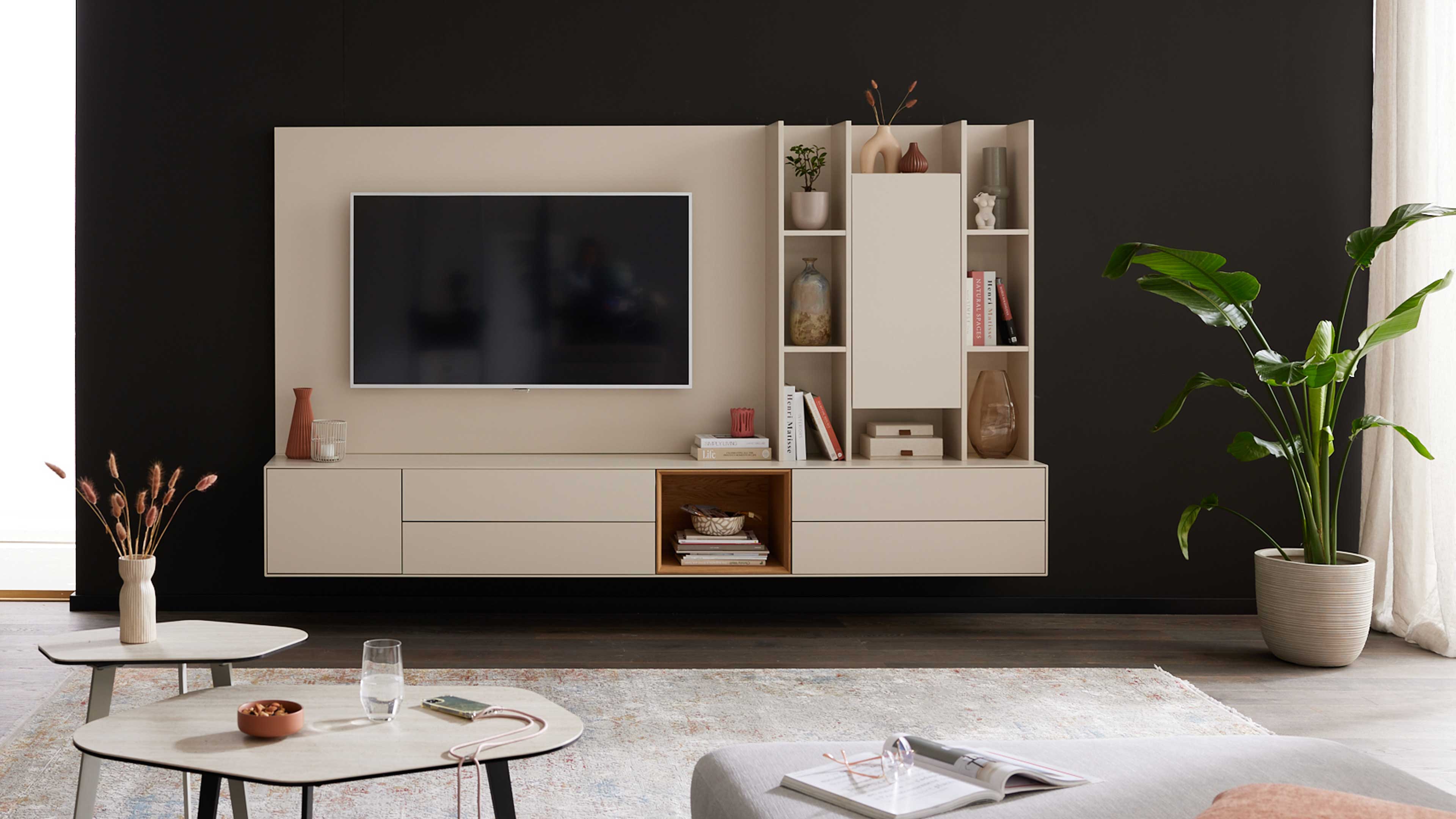 Moderne Wohnwand mit Lowboard und Regal in hellem Design