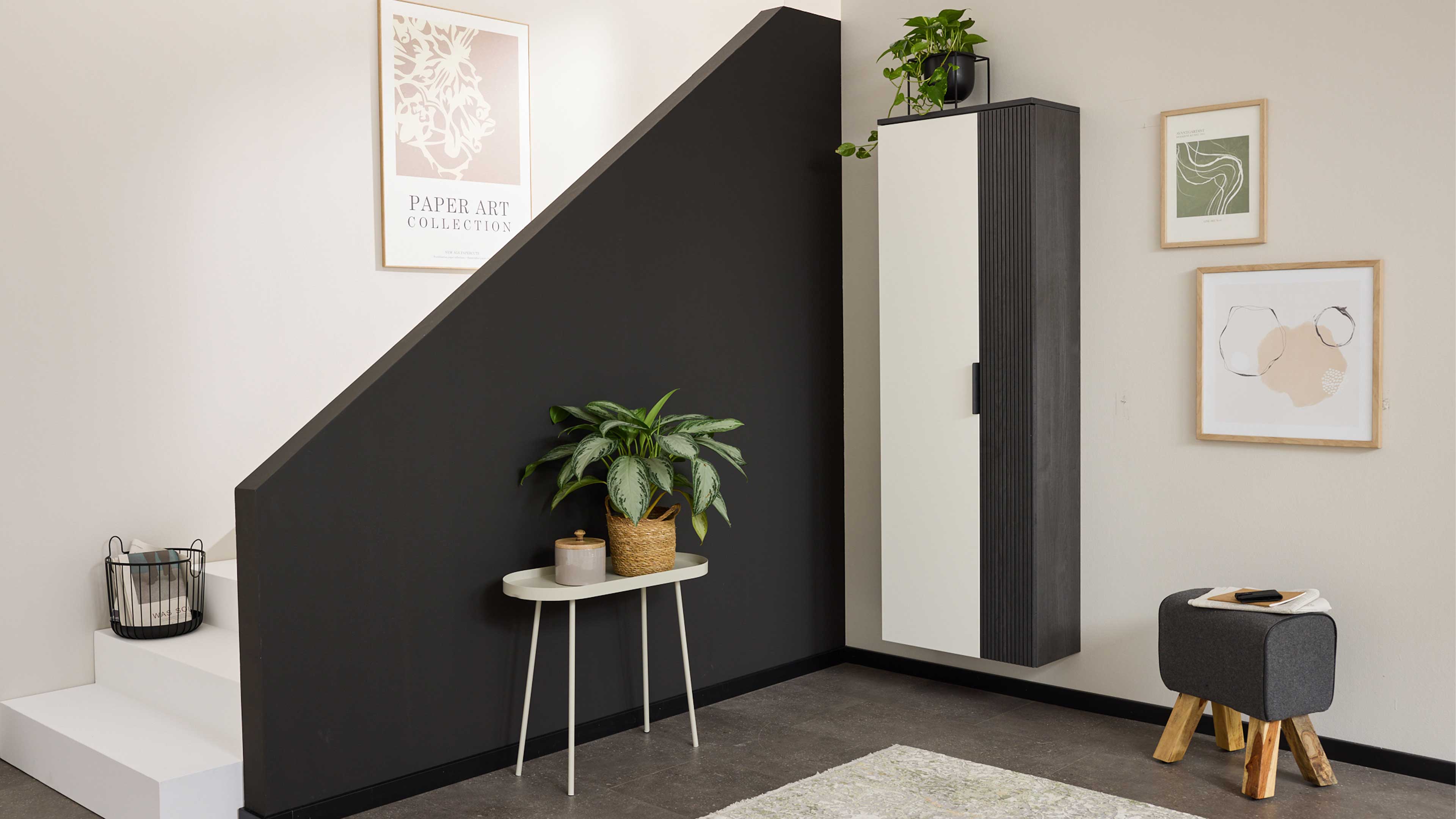 Zweifarbiger Garderobenschrank in Weiß und Schwarz mit klarer Linienführung und modernem Griffdesign