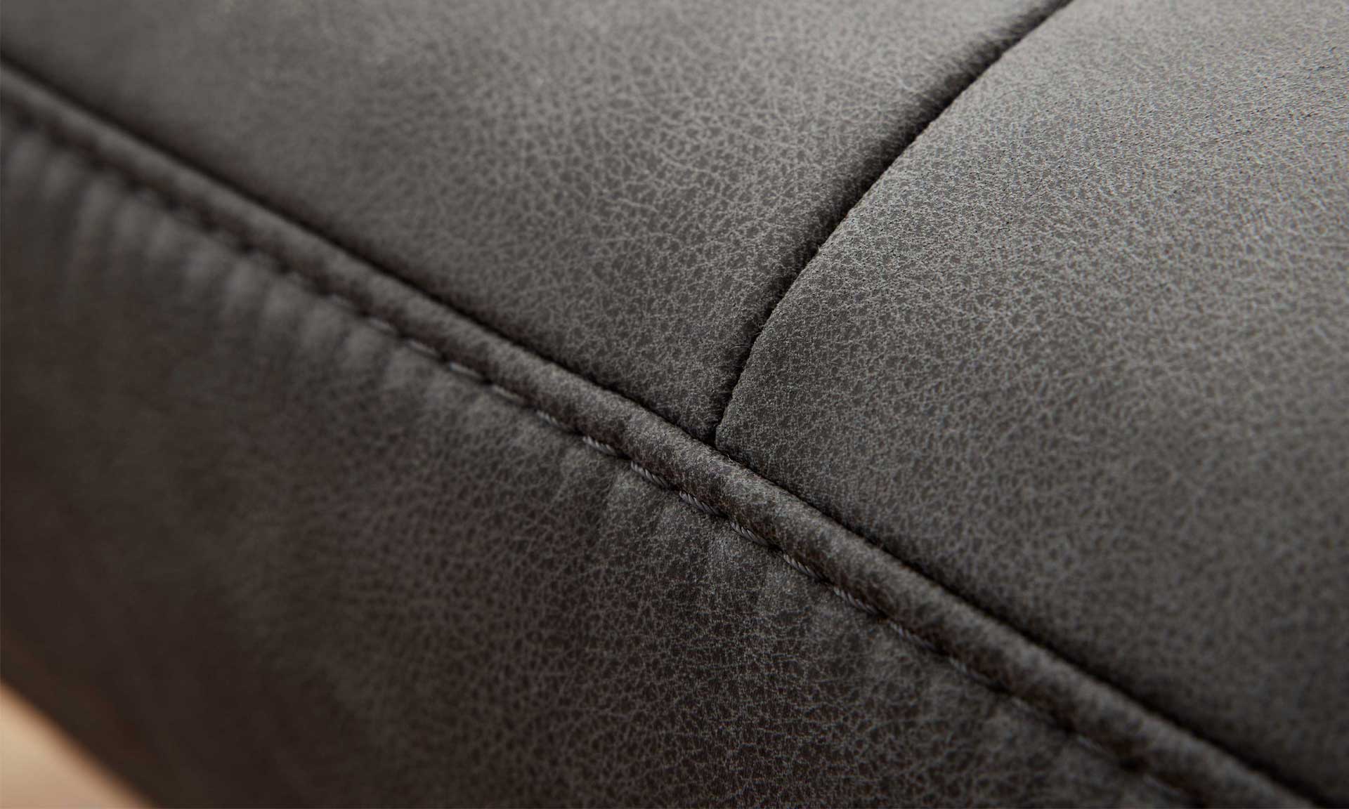 Zweisitzer-Sofa mit dunkelgrauem Stoffbezug und schwarzen Metallfüßen