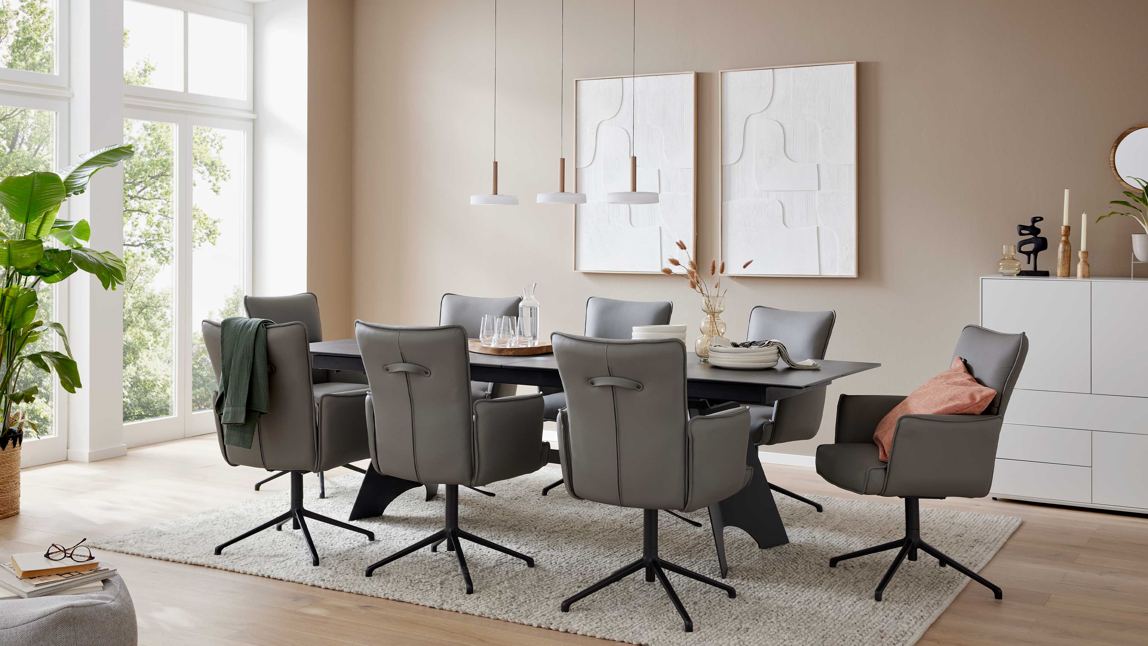 Ausziehtisch mit Glas-Keramik-Oberfläche in Oxidoptik und schwarzem Metallgestell für moderne Esszimmer und flexible Platzgestaltung