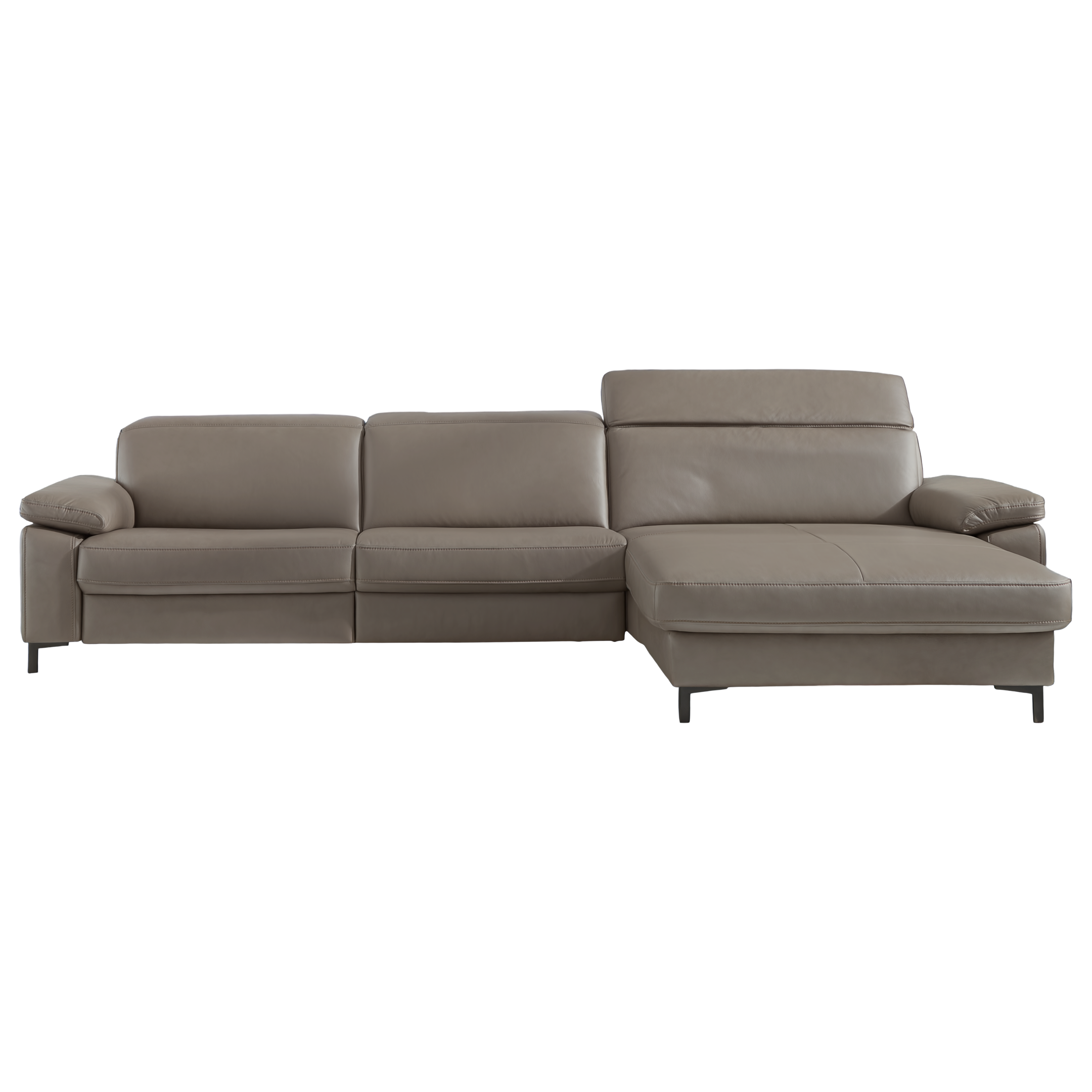 Grau-braunes Ecksofa mit Chaiselongue, Kissen und Decke vor Wand mit neun gerahmten Bildern und großem Fenster.