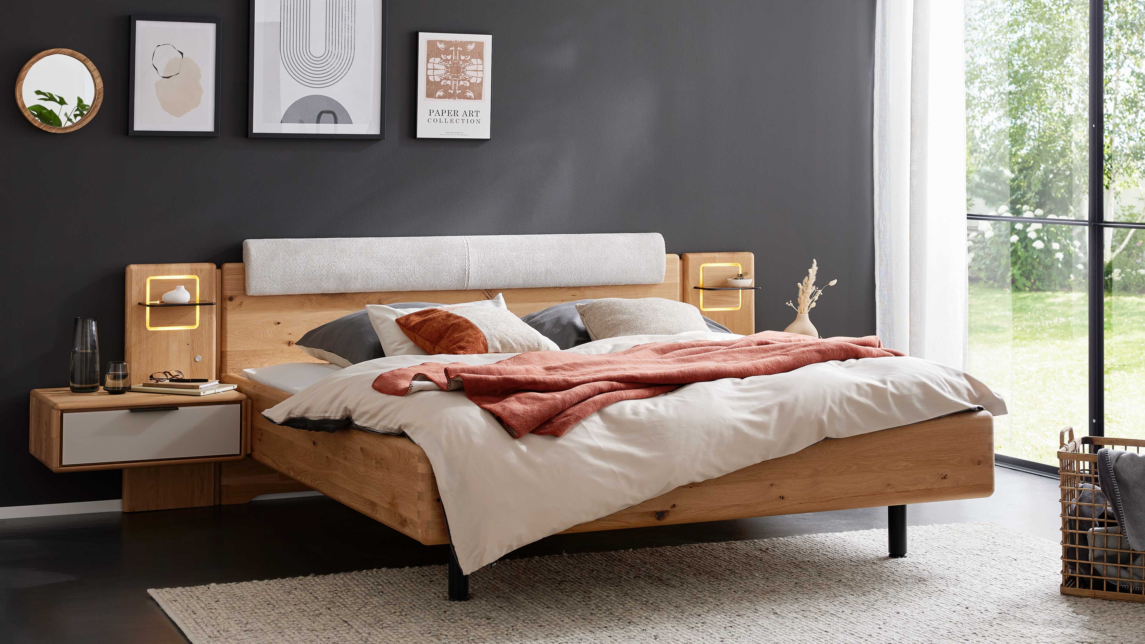 Schlafzimmer in Wildeiche, gepolstertem Kopfteil, Kleiderschrank, Bettgestell und zwei Nachtkonsolen im modernen Look