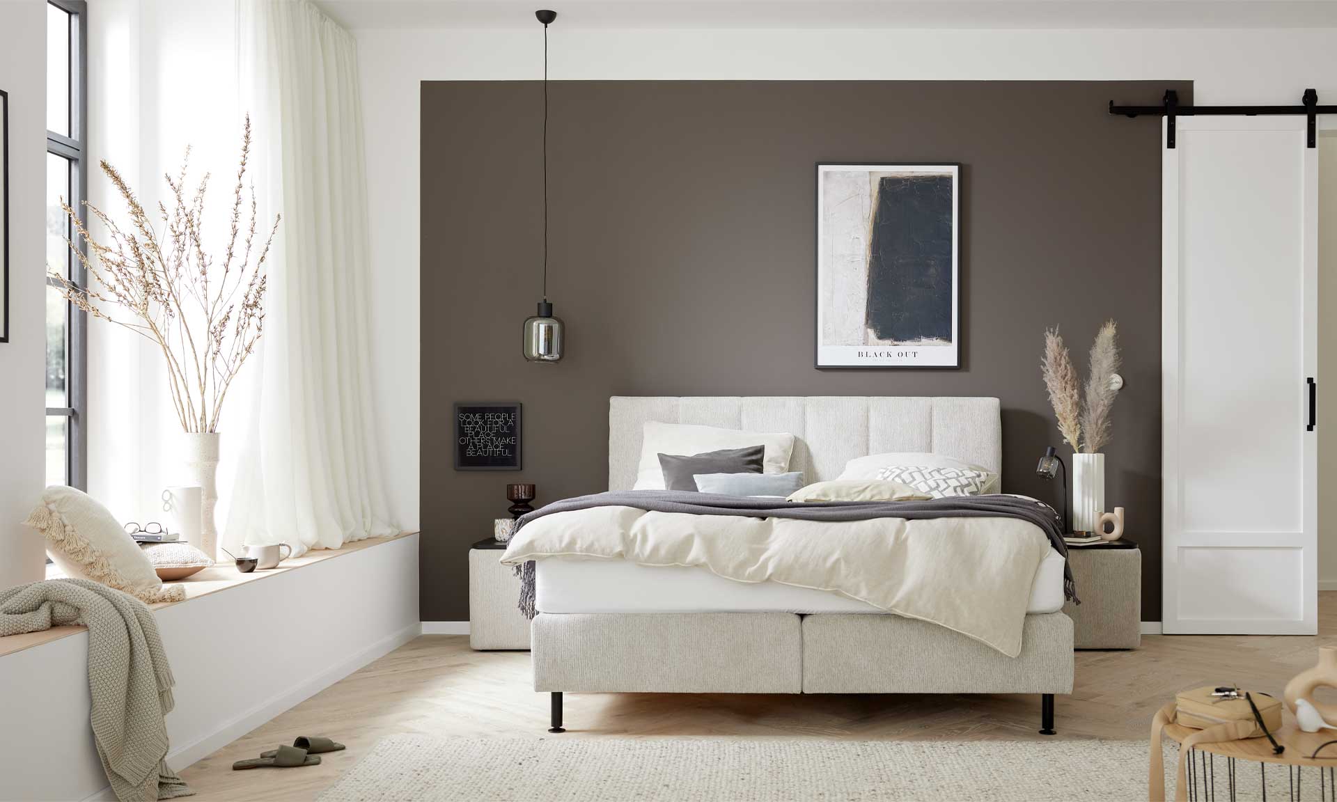 Boxspringbett in hellem Beige mit breiter Rechtecksteppung im Kopfteil