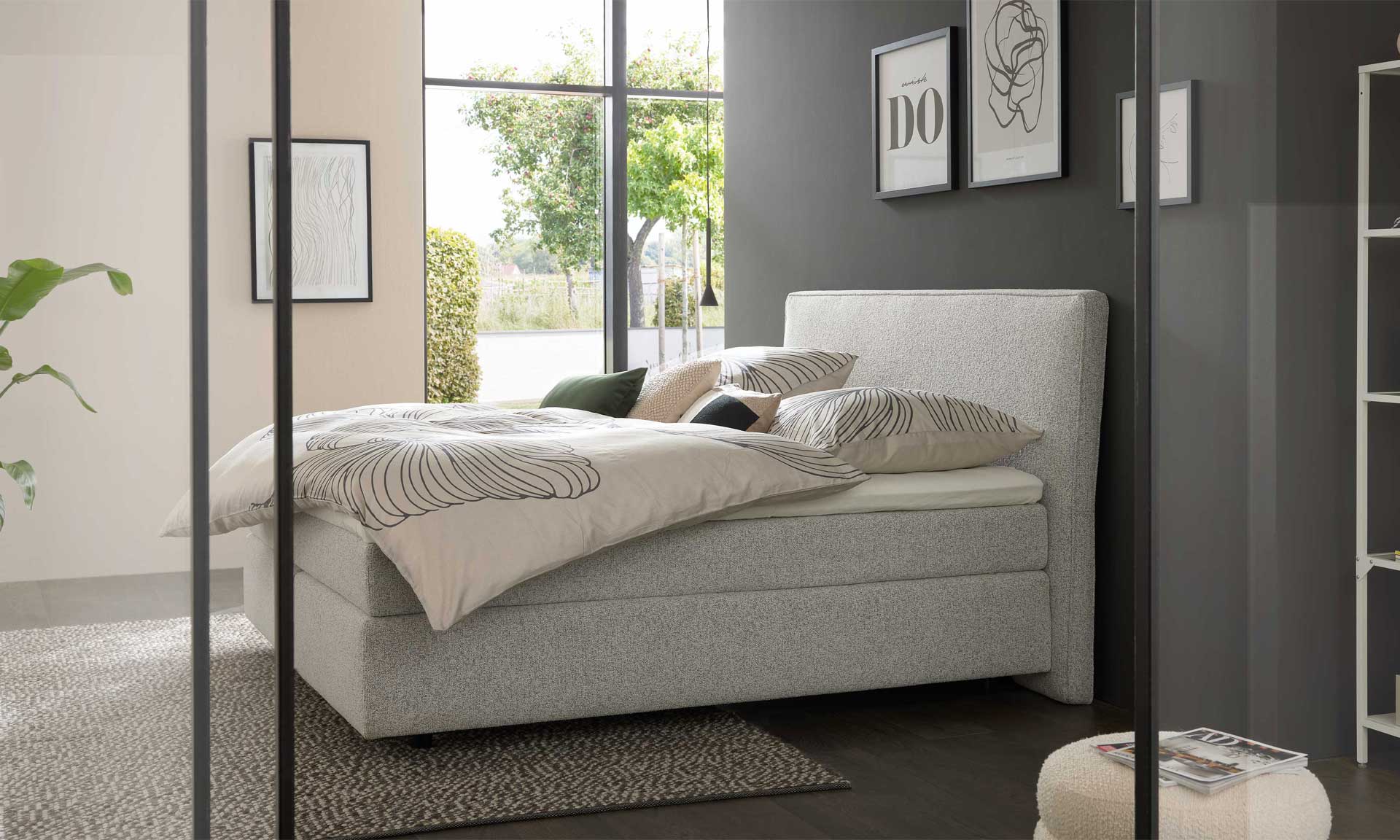 Hellgraues Boxspringbett mit Topper, 180 x 200 cm