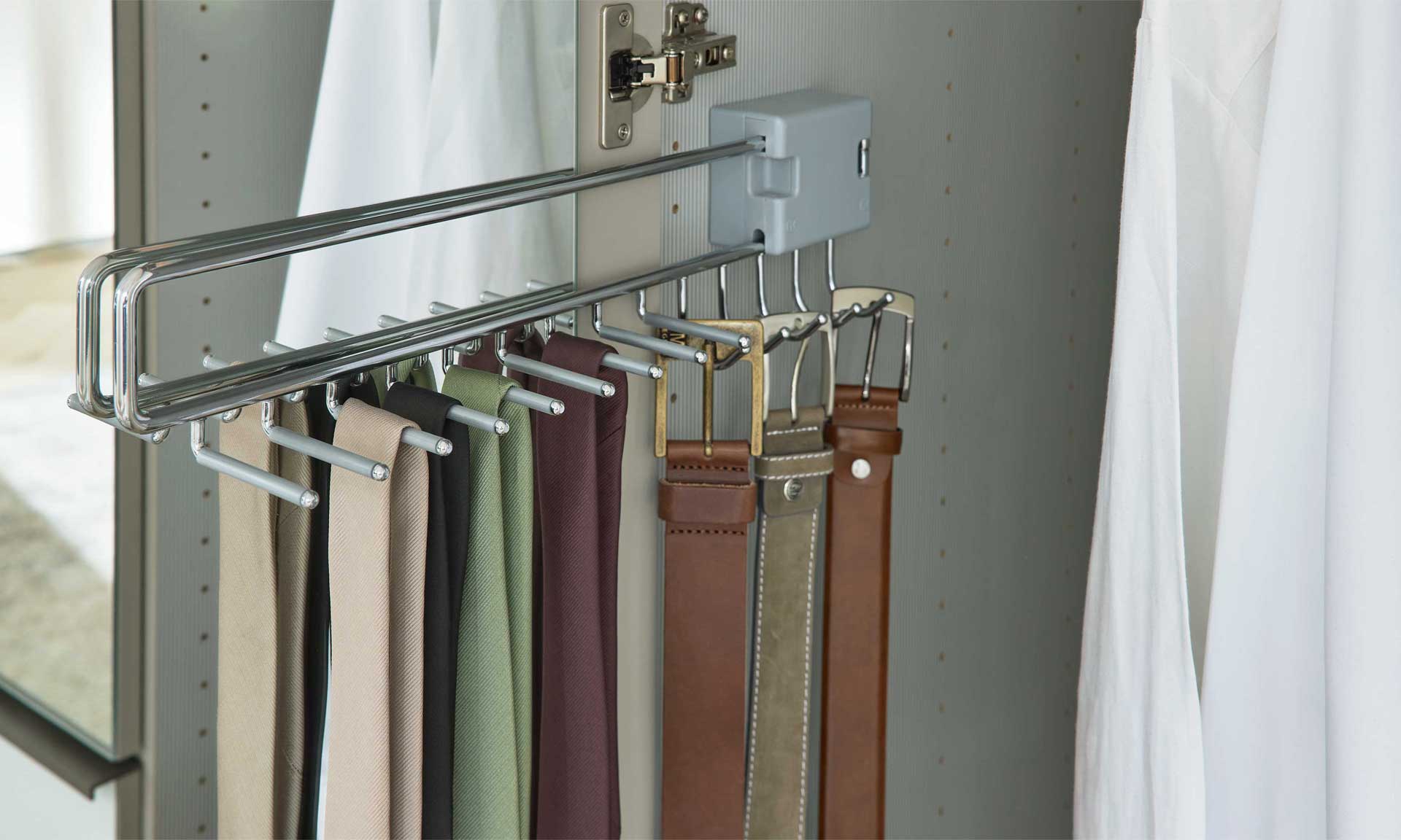 Kleiderschrank in Weiß mit Dreh- und Falttüren, Spiegeltüren und Schubladen