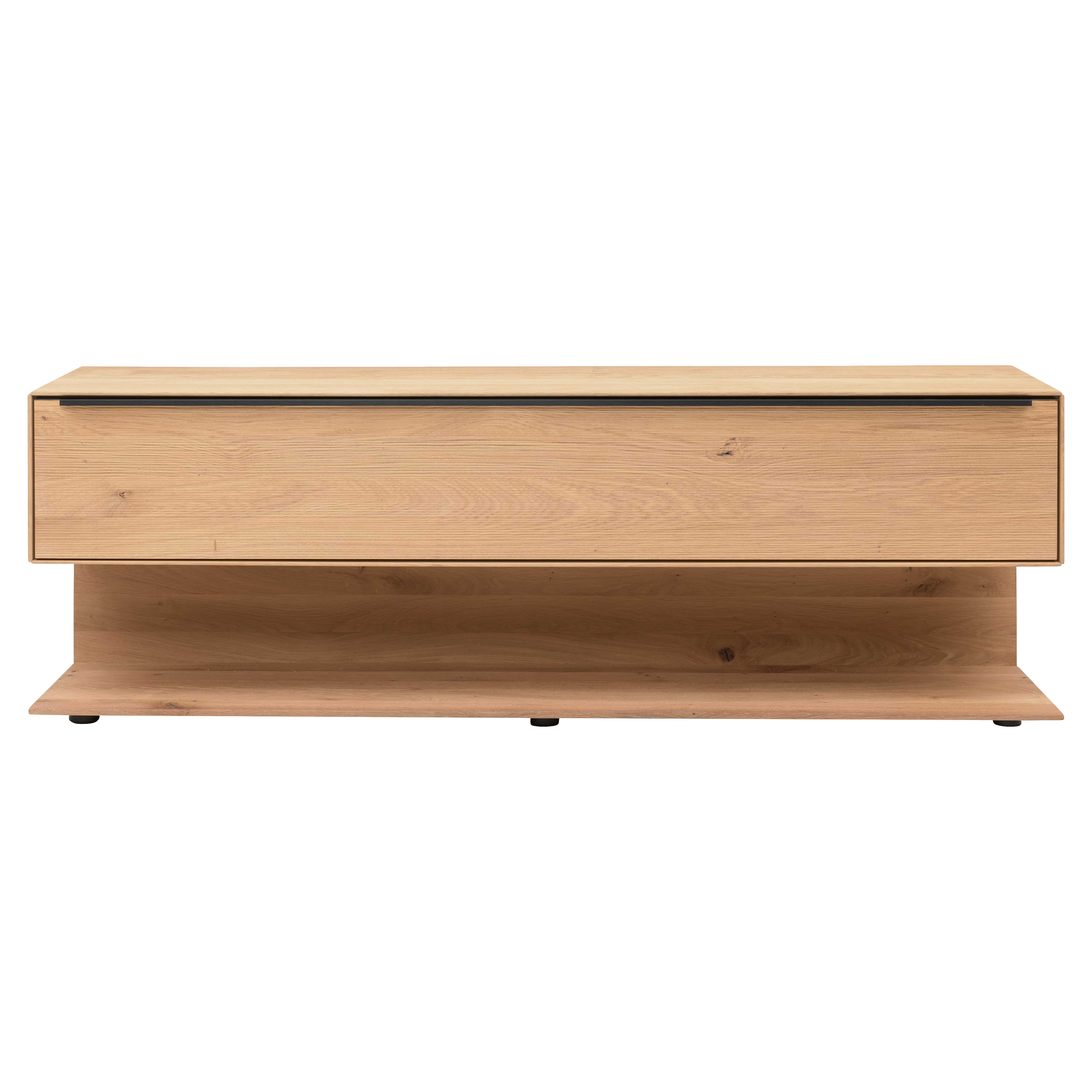 Lowboard aus hellem Holz mit großer Frontklappe und dünnem schwarzen Griff, offenes Fach darunter und kleine schwarze Füße.