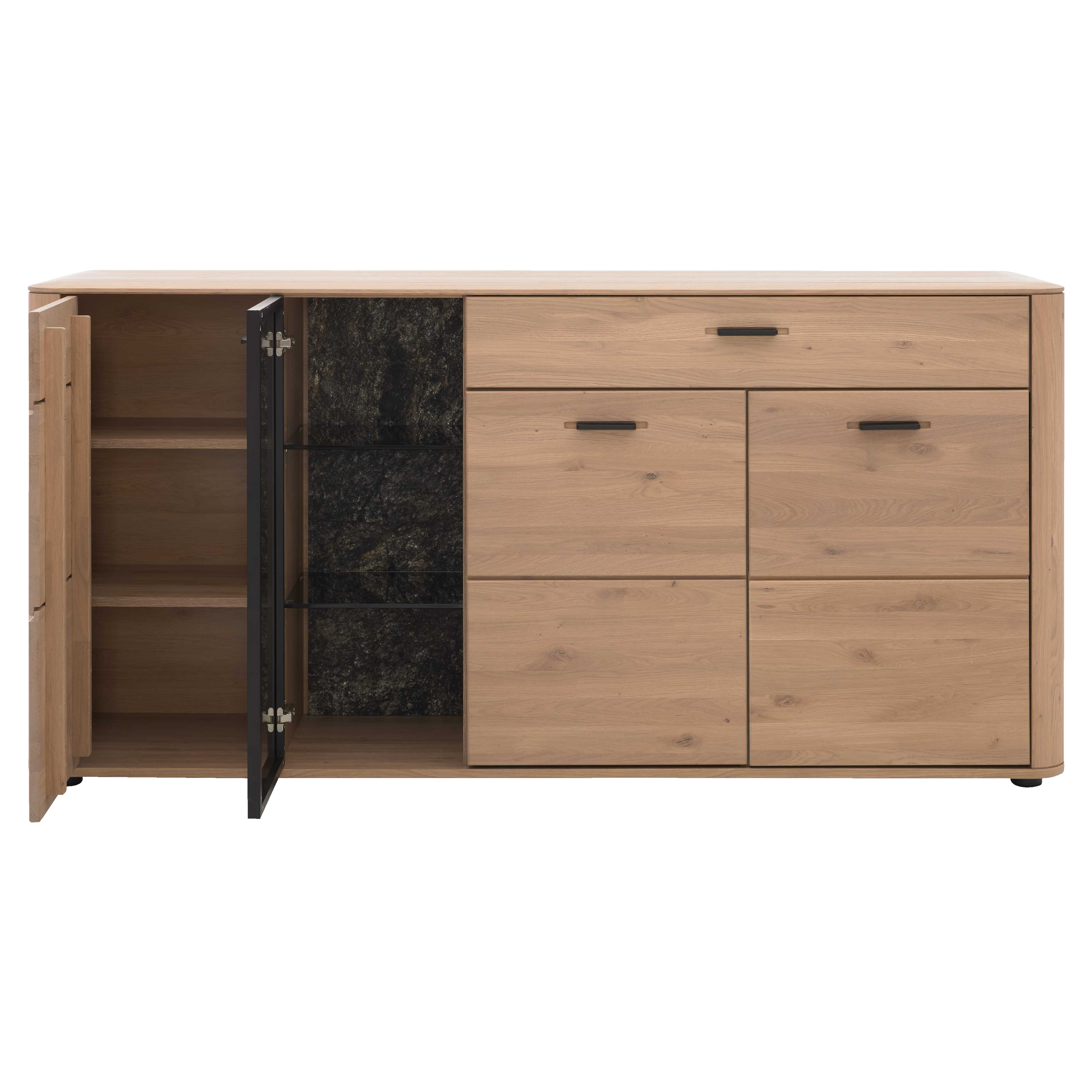 Sideboard in hellem Holz, links offene Türen, Einlegeböden, mittlere Glastür vor dunkler Rückwand rechts Schubladen mit schwarzen Griffen.
