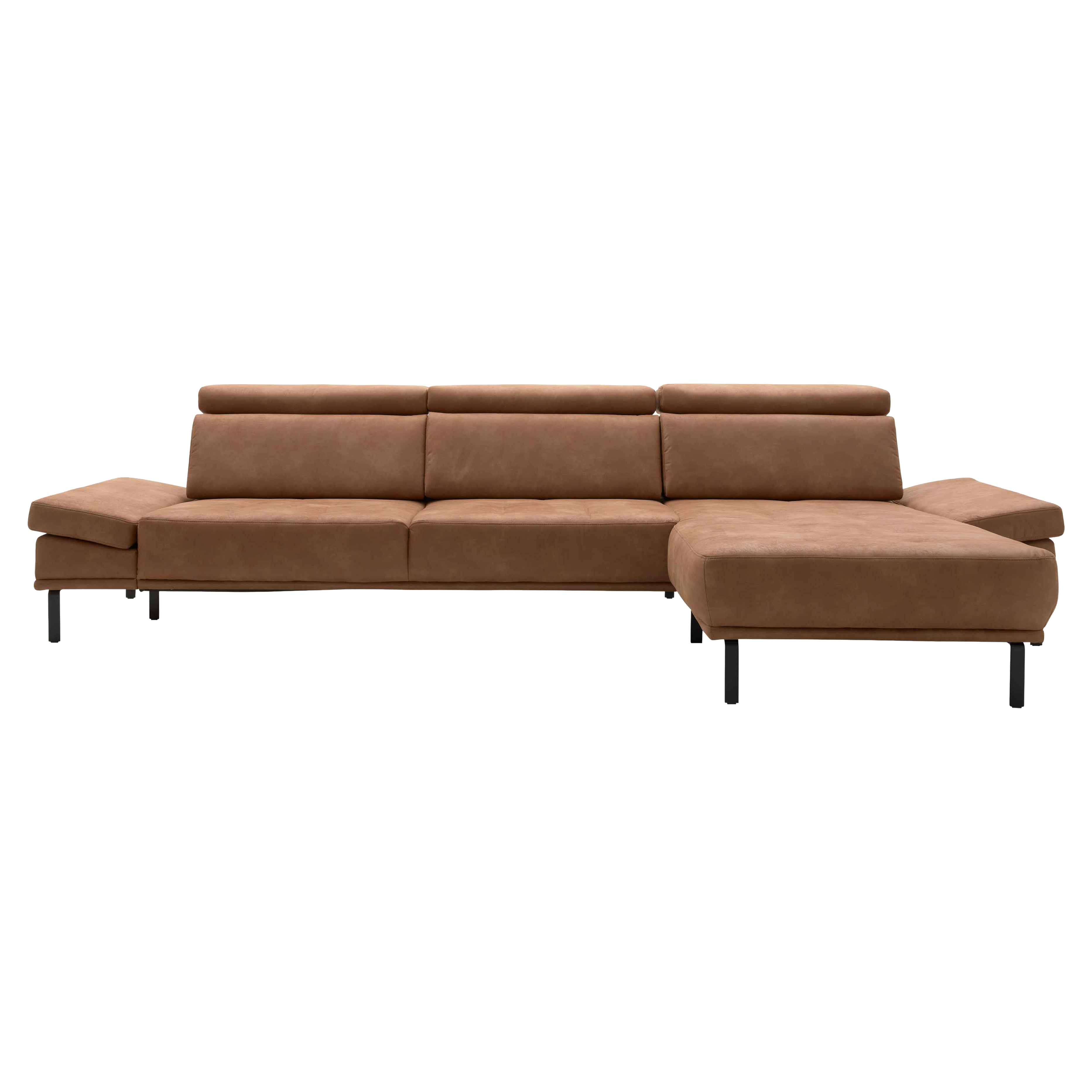 Braunes dreisitziges Ecksofa mit rechter Recamiere, drei höhenverstellbaren Kopfstützen, flachen Armlehnen und schwarzen Metallbeinen.
