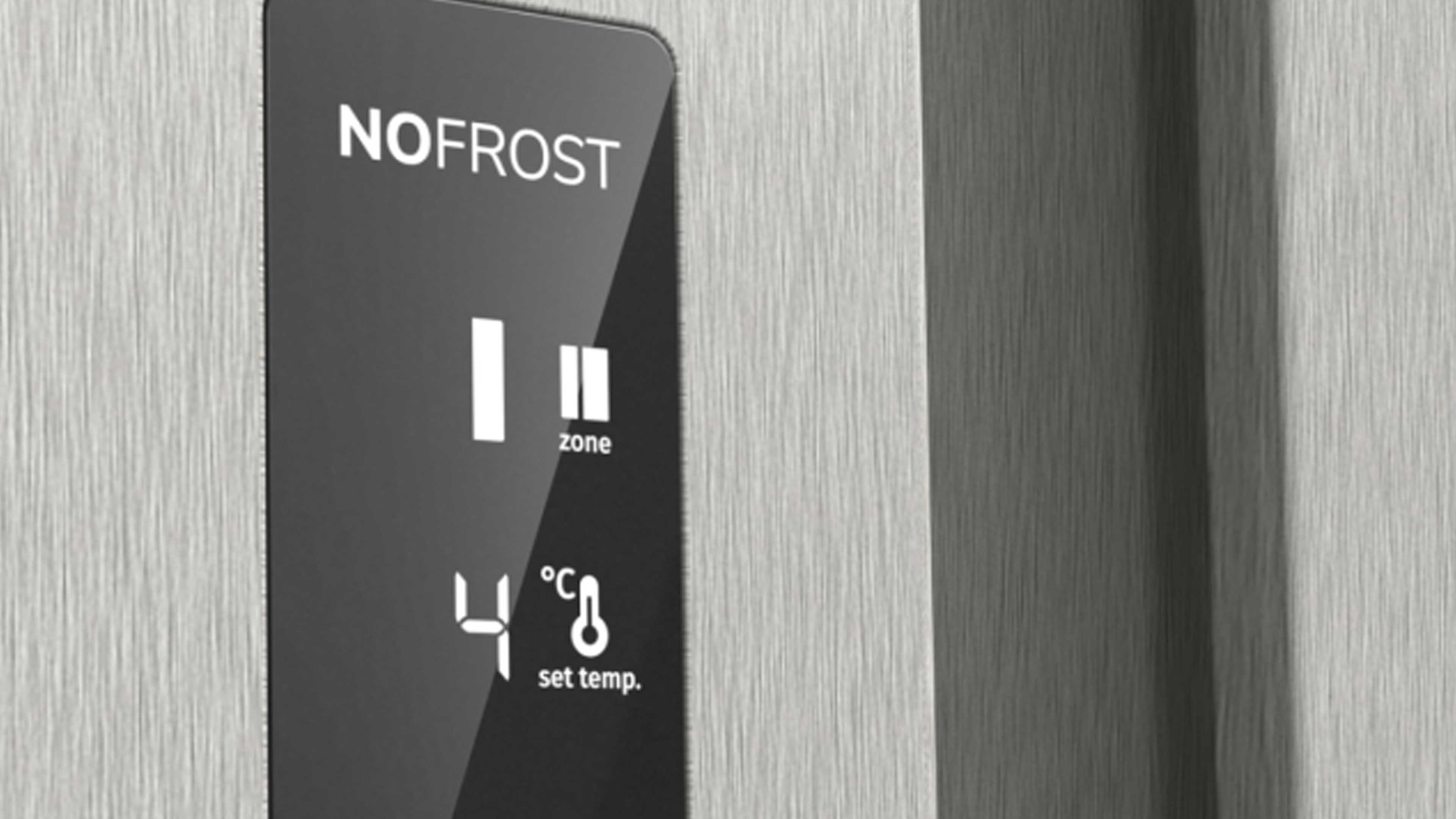 Schwarzes Bedienfeld auf gebürsteter Edelstahlfront mit Schriftzug NOFROST, Temperaturanzeige 4°C und kleinen Symbolen.