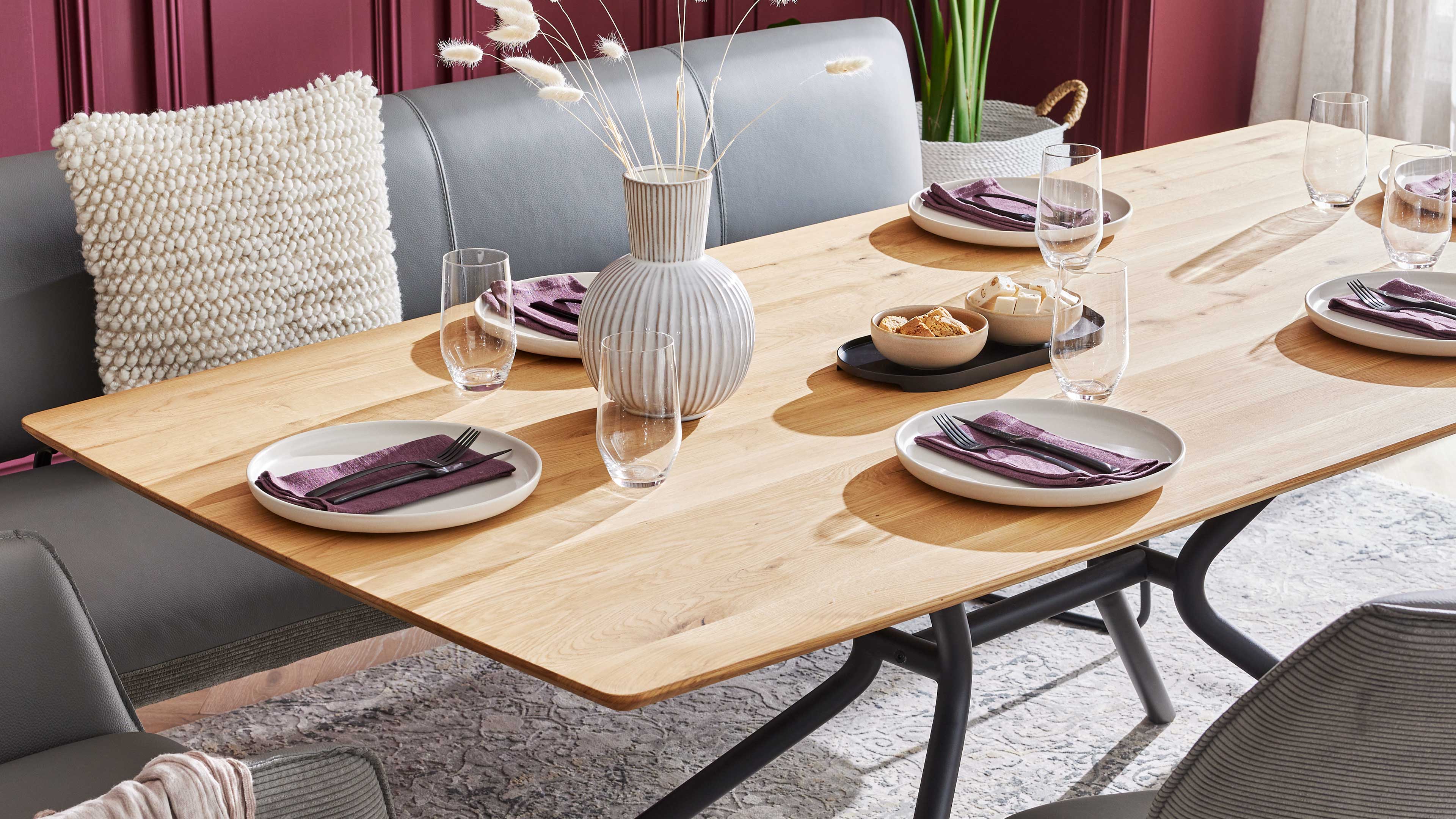 Esstisch mit heller Wildeiche und schwarzem Metallgestell im Industrial-Stil