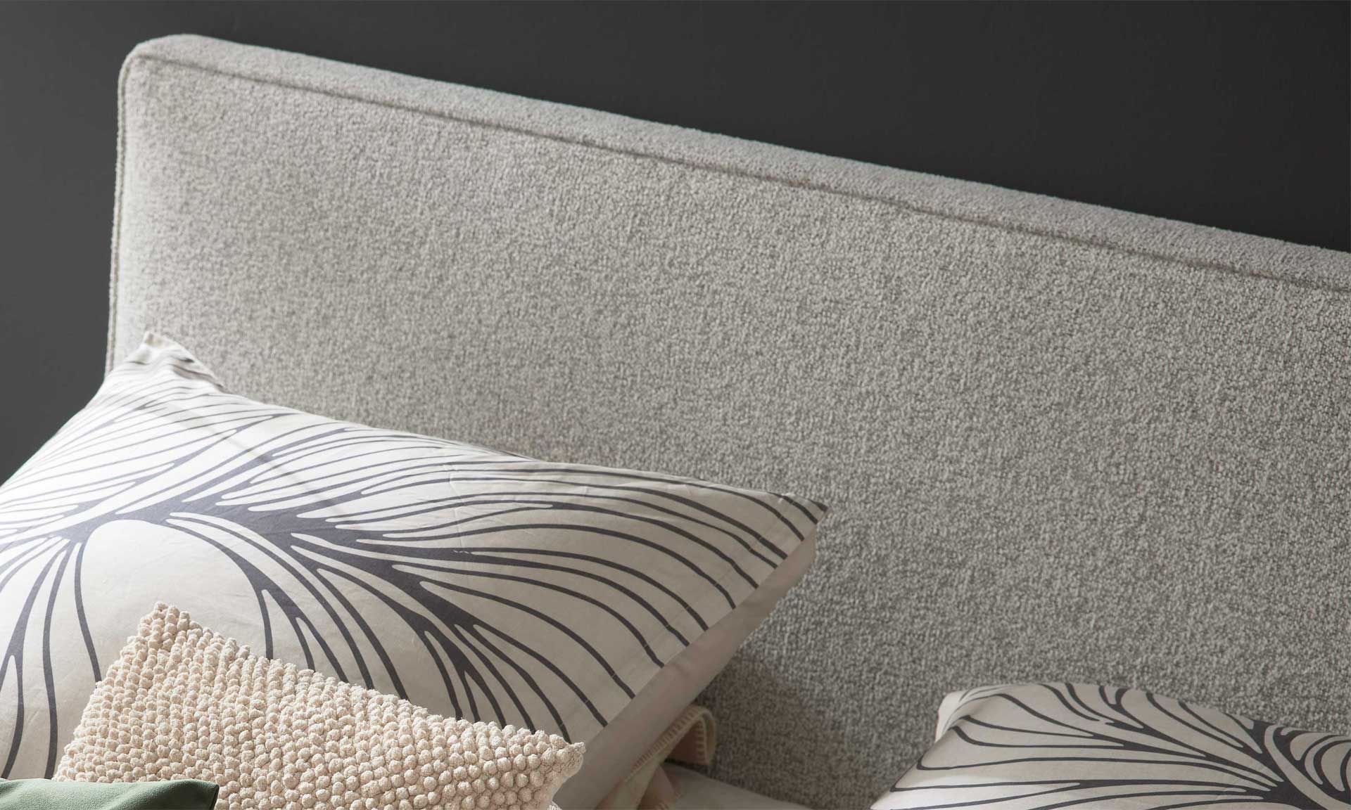 Hellgraues Boxspringbett mit Topper, 180 x 200 cm