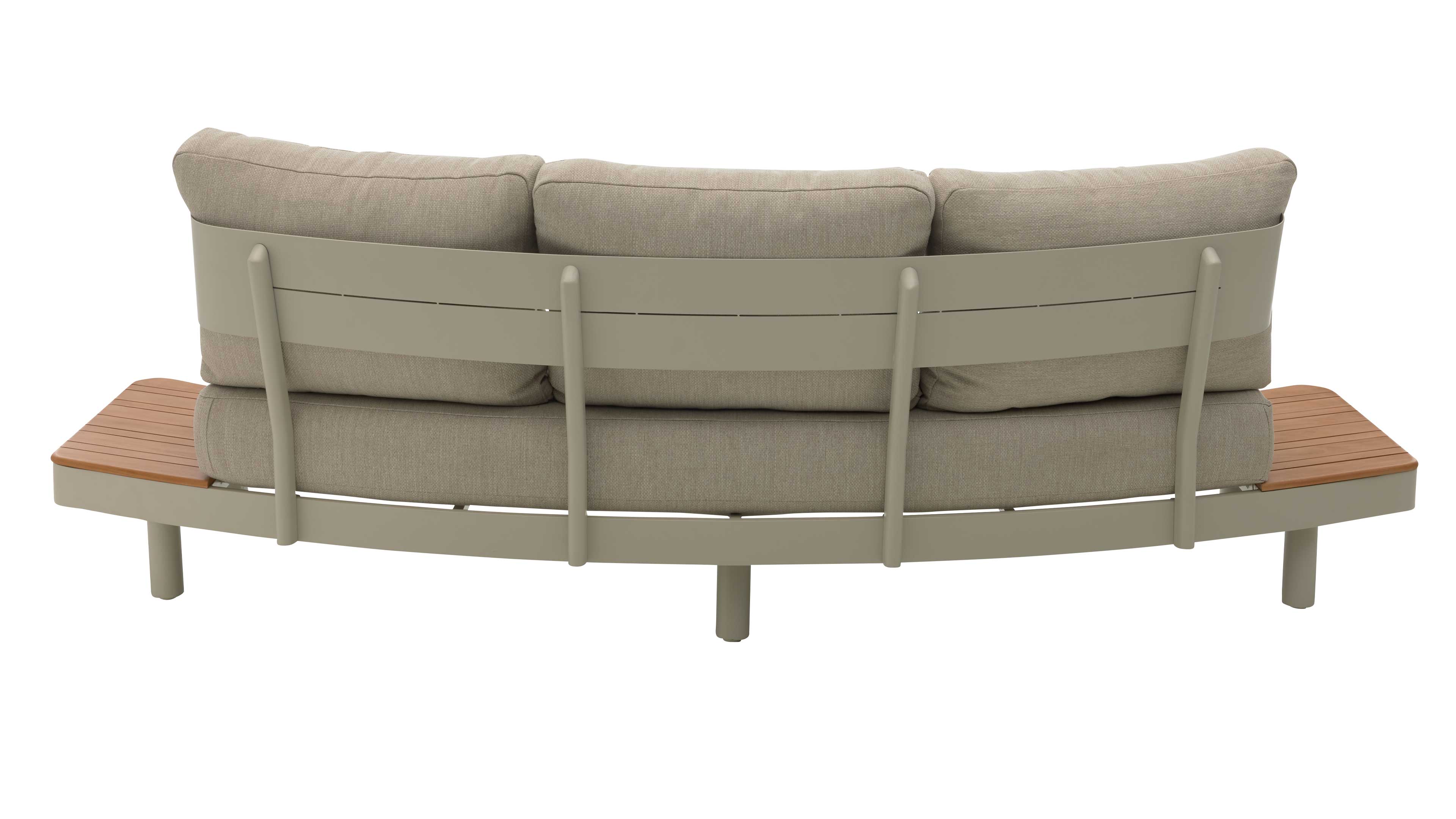 Die Rückseite eines halbkreisförmigen Sofas zeigt drei beigen Rückenkissen, einen schlanken hellgrauen Rahmen und seitliche Holzablagen.