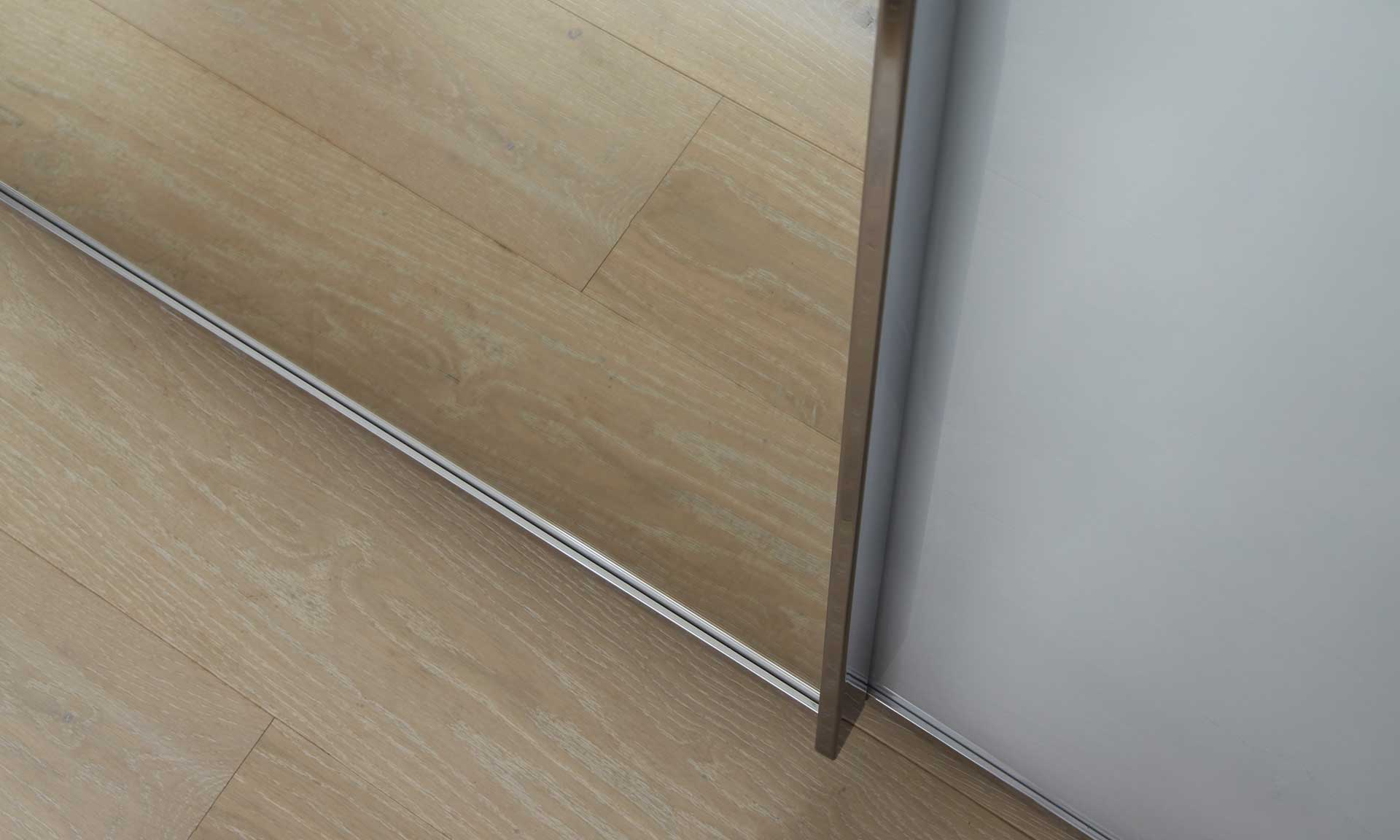 Schwebetürenschrank mit Glasfronten in Weiß und Spiegelelement