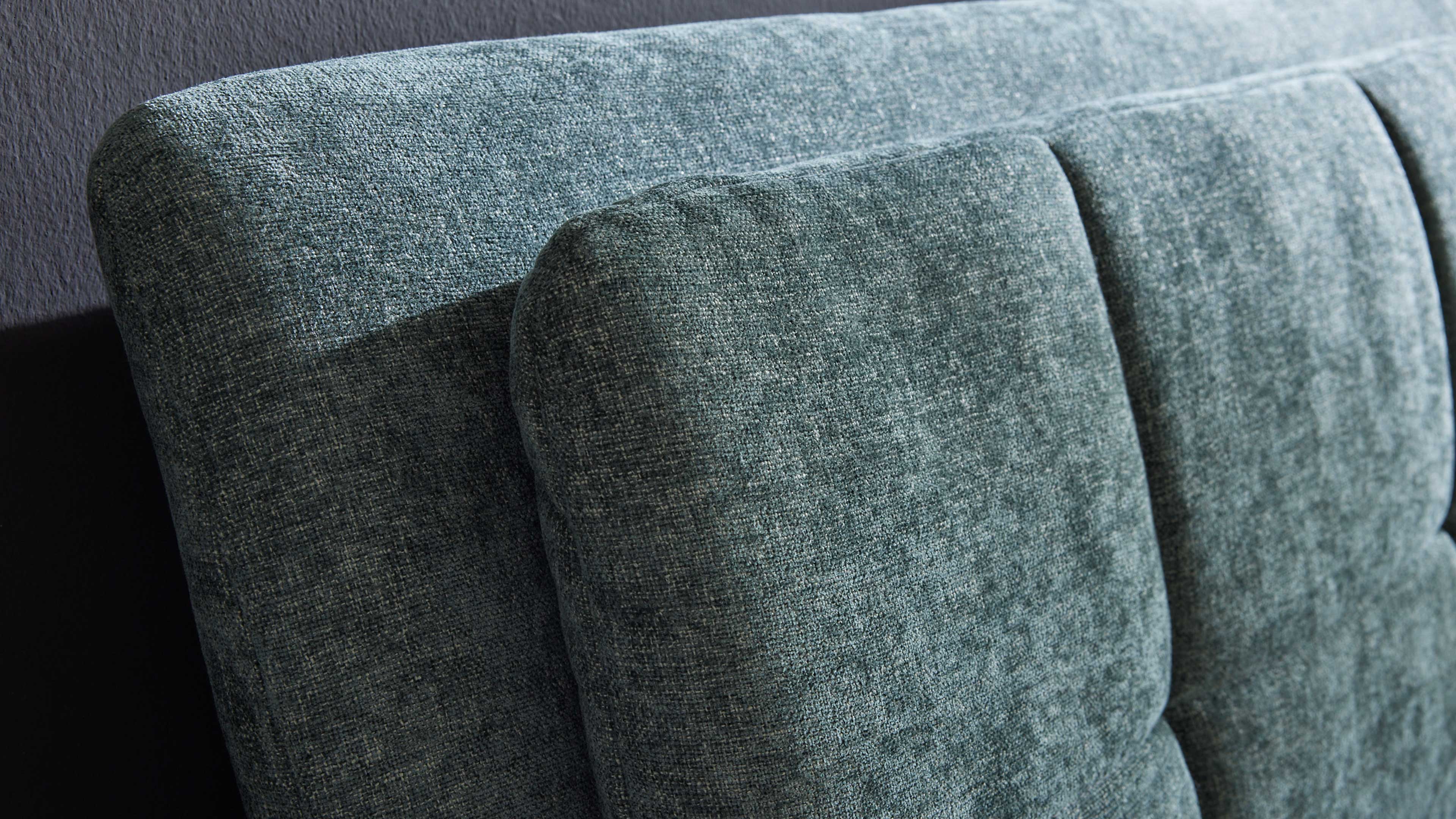 Modernes Polsterbett in grünem Stoff mit gepolstertem Kopfteil und praktischem Bettkasten für zusätzlichen Stauraum