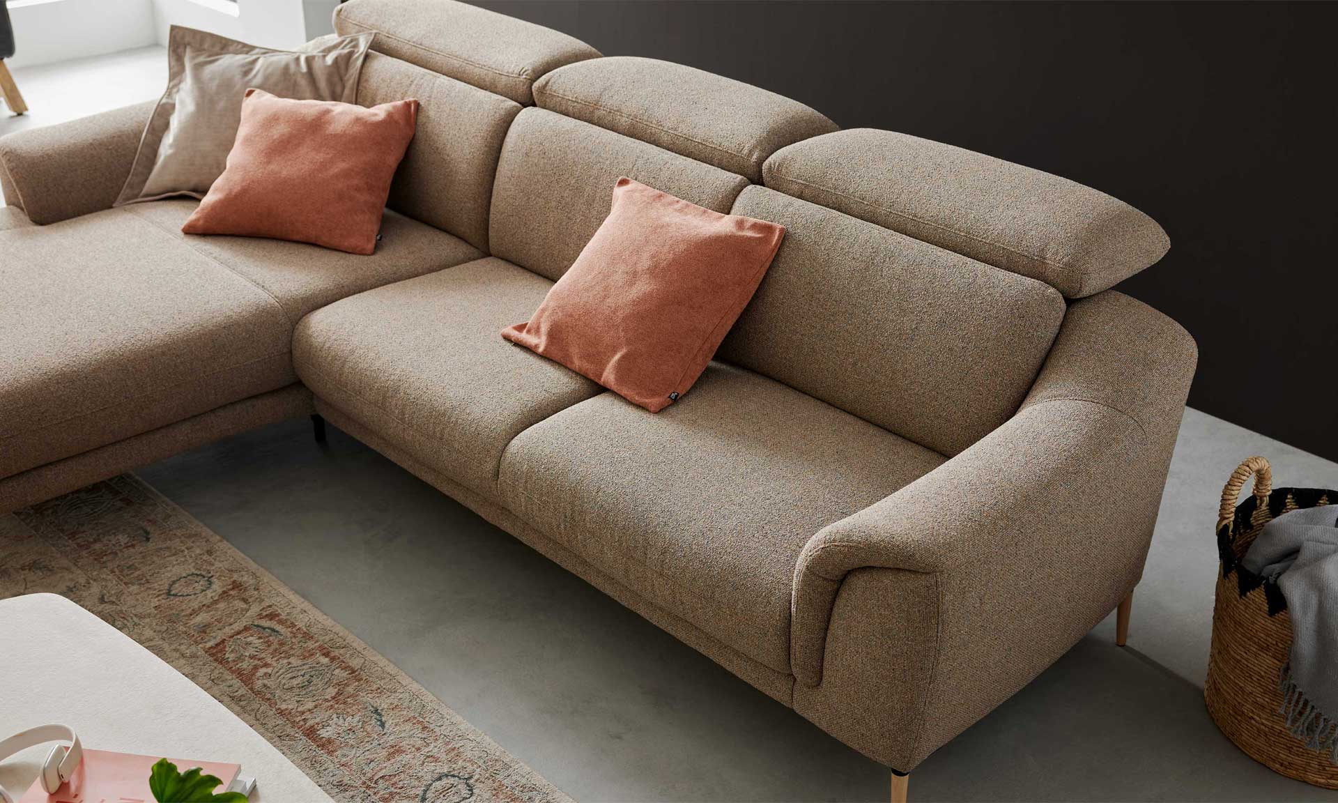 Ecksofa mit meliertem Stoff in Sand und schwarzen Winkelfüßen