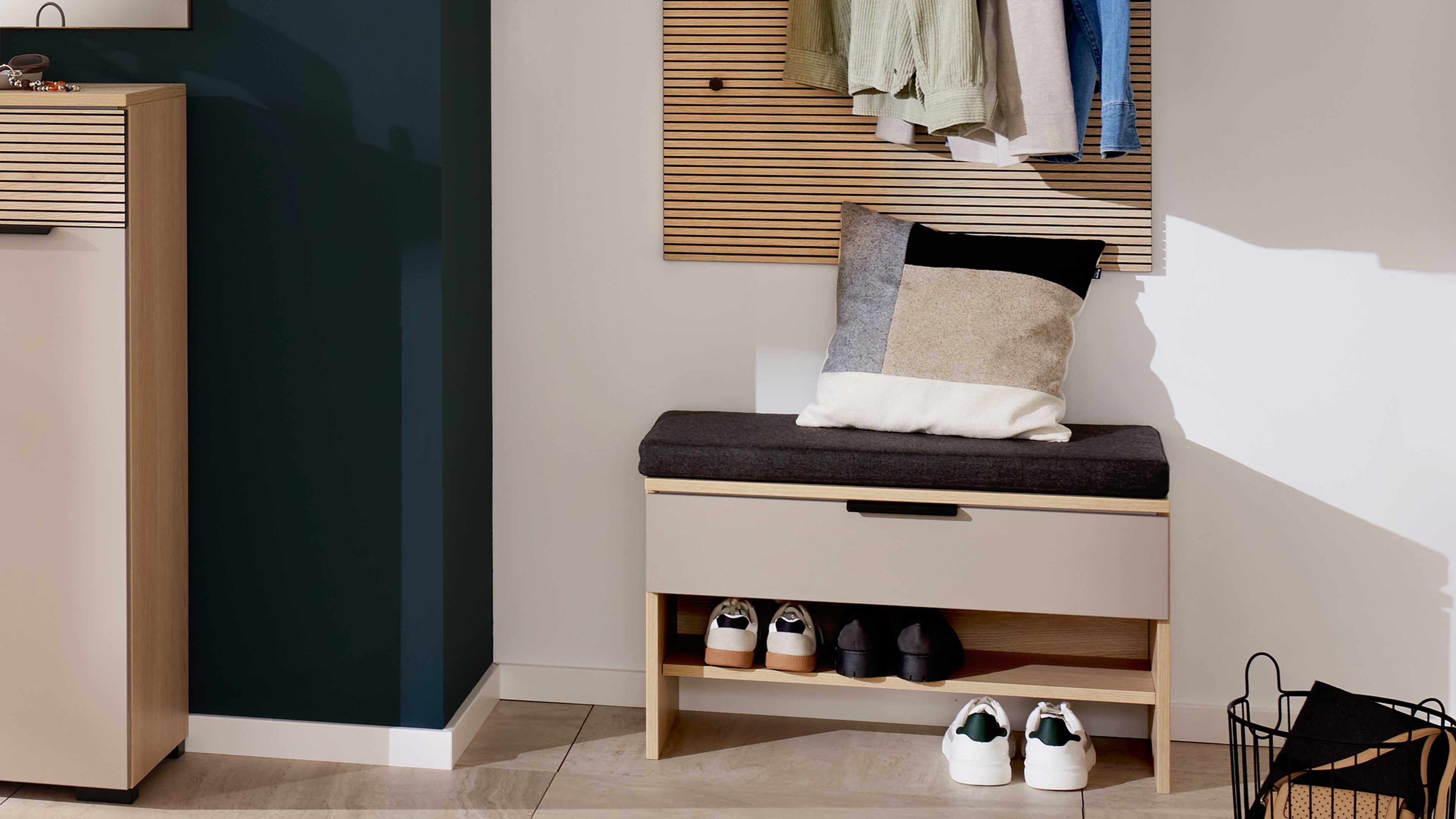 Moderne Sitzbank in heller Optik mit Stauraumfach und offener Ablage für Schuhe