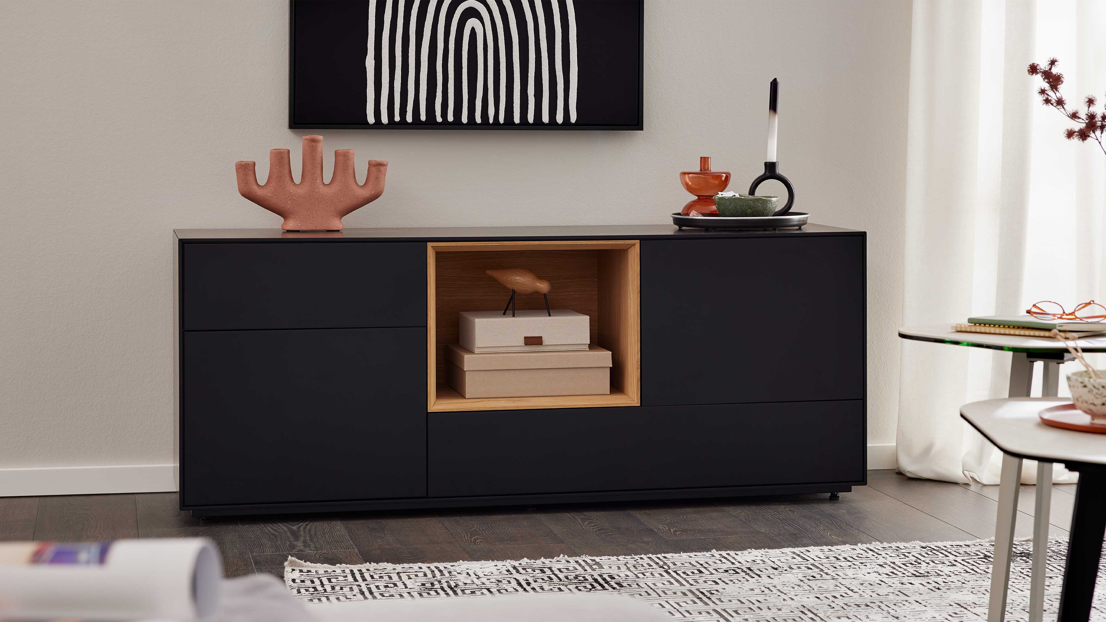 Schwarzes Sideboard mit Schubladen, Drehtüren und offenem Holzfach schafft strukturierten Stauraum für Wohn- oder Essizmmer
