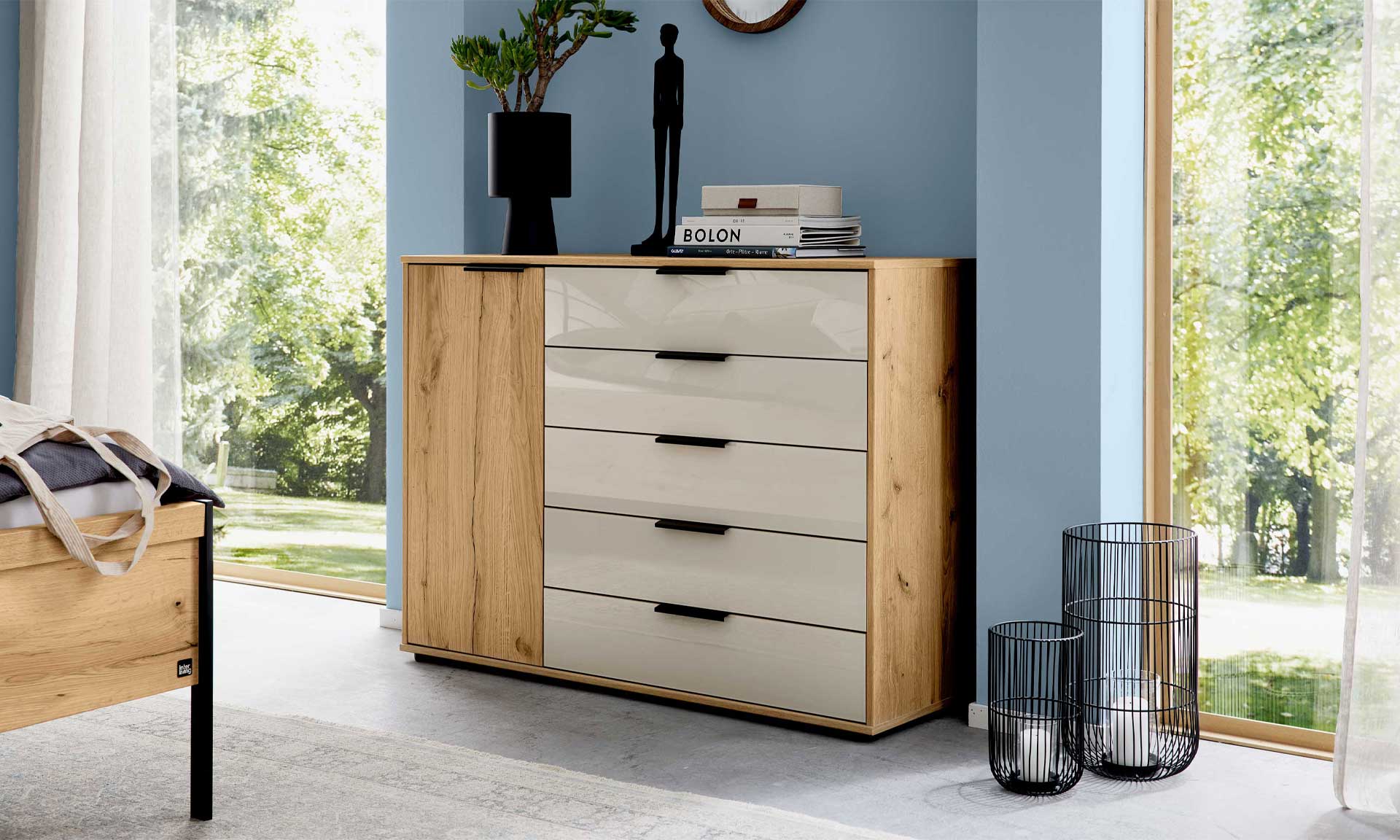 Kommode mit Hochglanzfronten in Beige-Grau und Korpus in Eiche-Optik