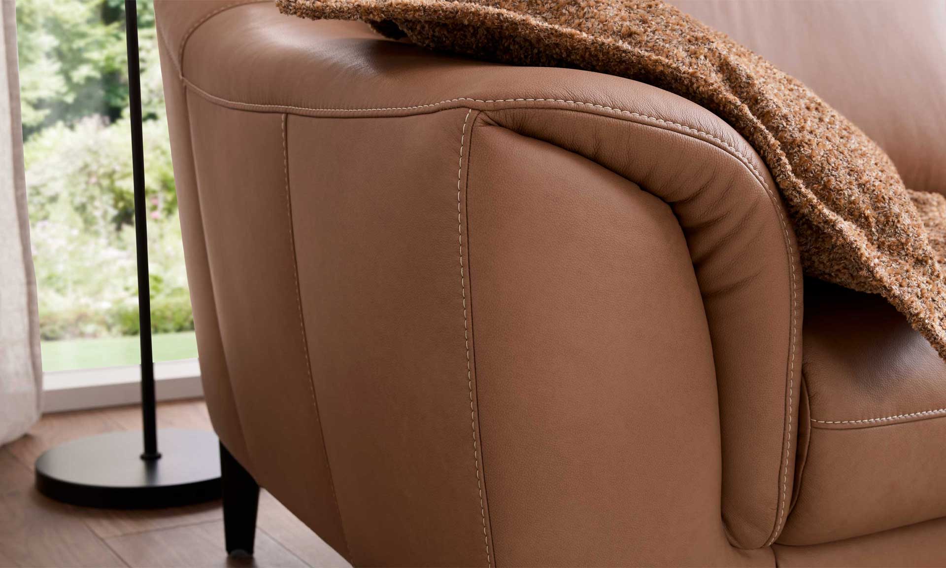 Leder-Ecksofa in Haselnussbraun, mit schwarzen Metallfüßen