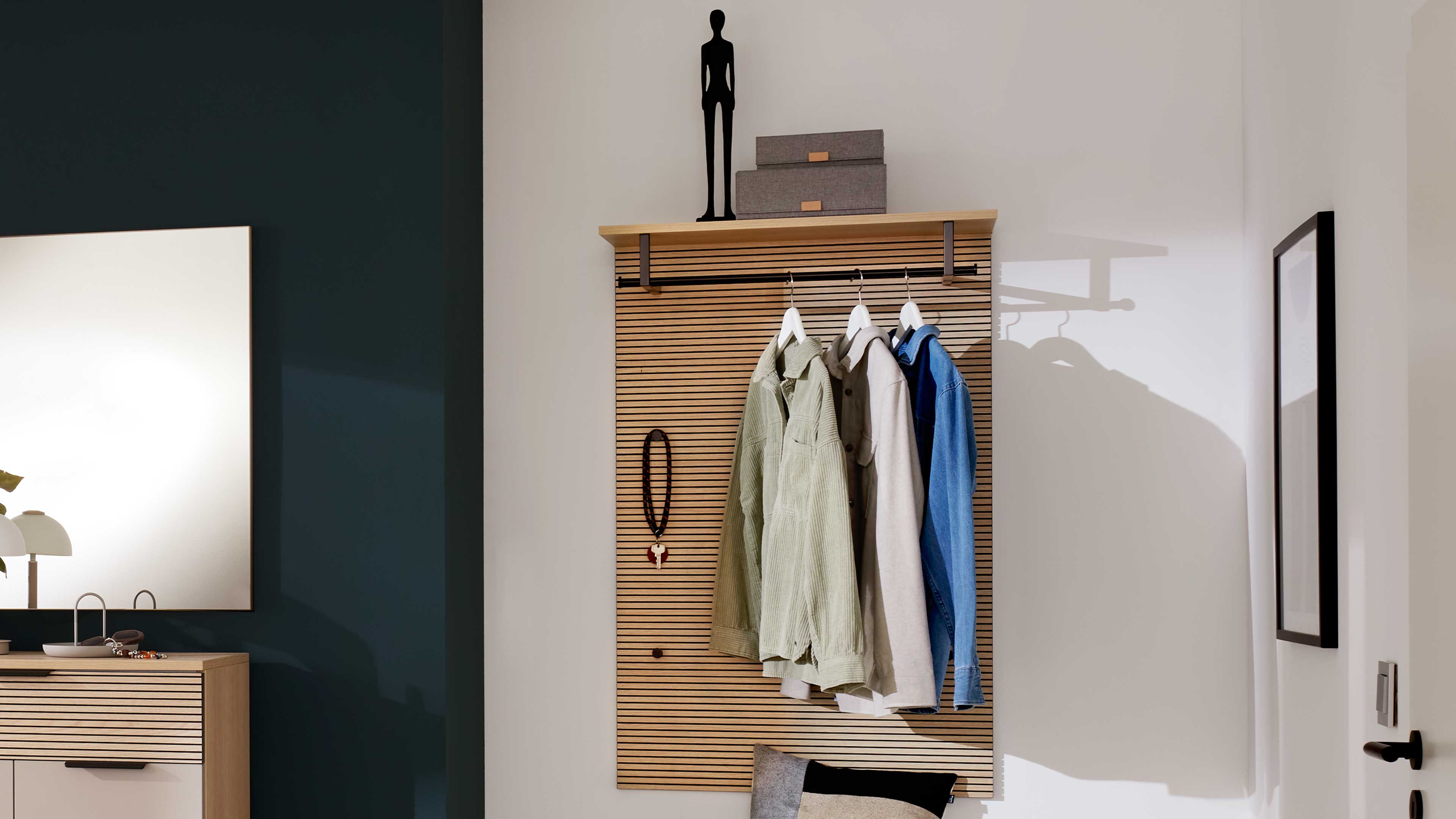 Platzsparende Garderobe in natürlicher Holzoptik mit Kleiderstange und praktischem Ablageboden