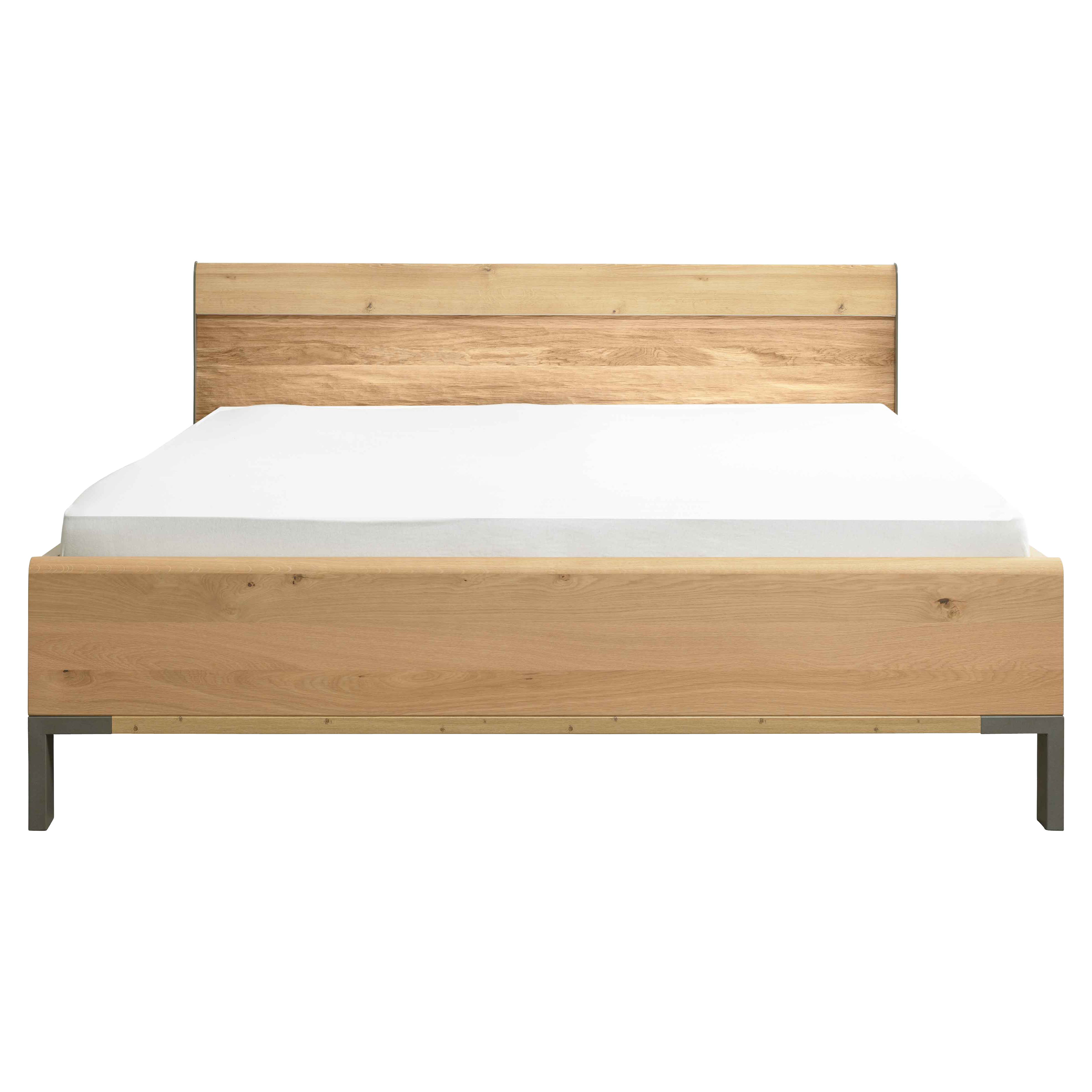 Bett mit hellen Eichenholz-Fronten, weißer Matratze, durchgehendem Kopf- und Fußteil und dunklen Metallbeinen.