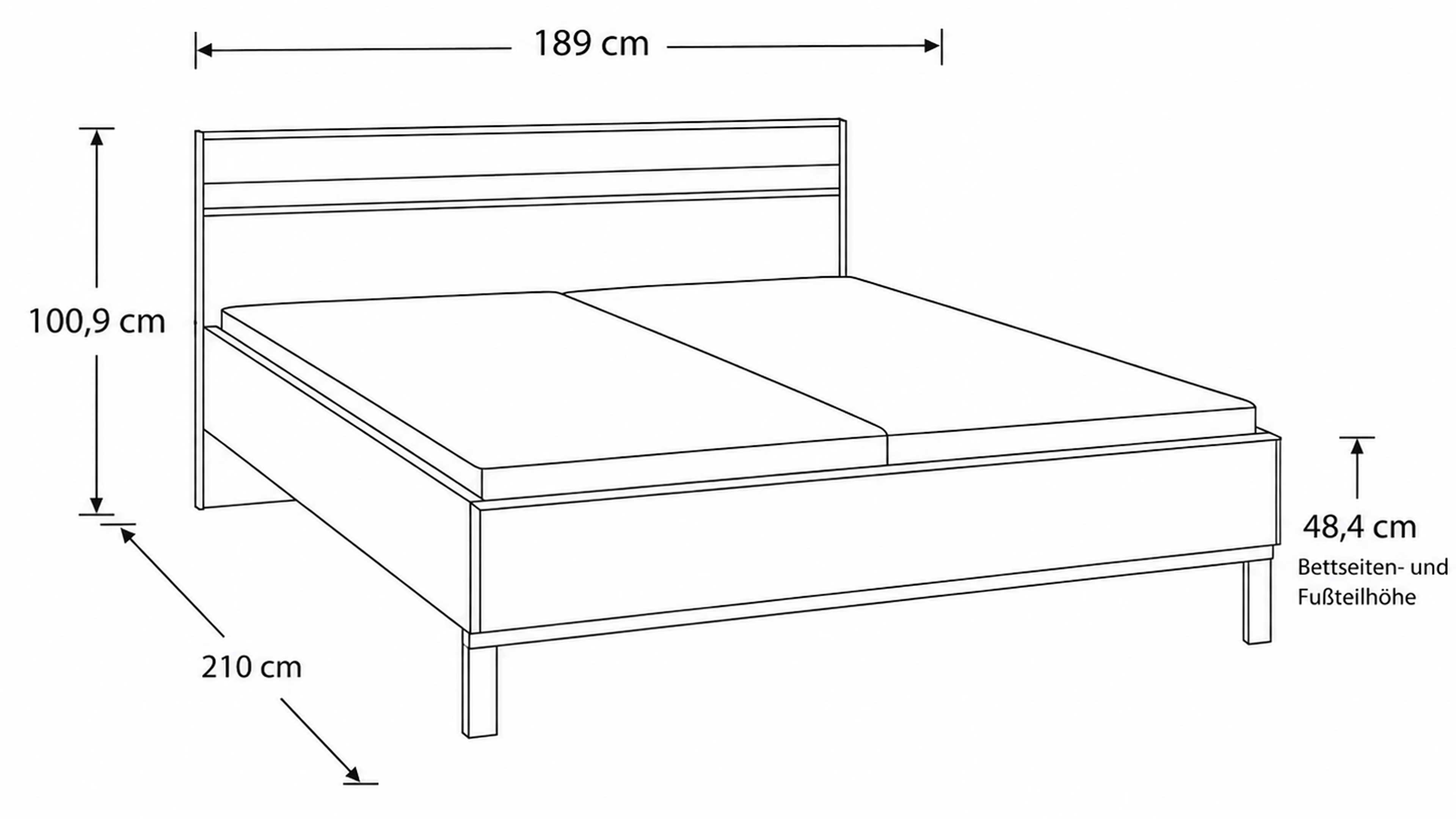 Schlafzimmer mit Schwebetürenschrank und Bett mit Balkeneiche-Furnier und sandfarbenem Mattlack