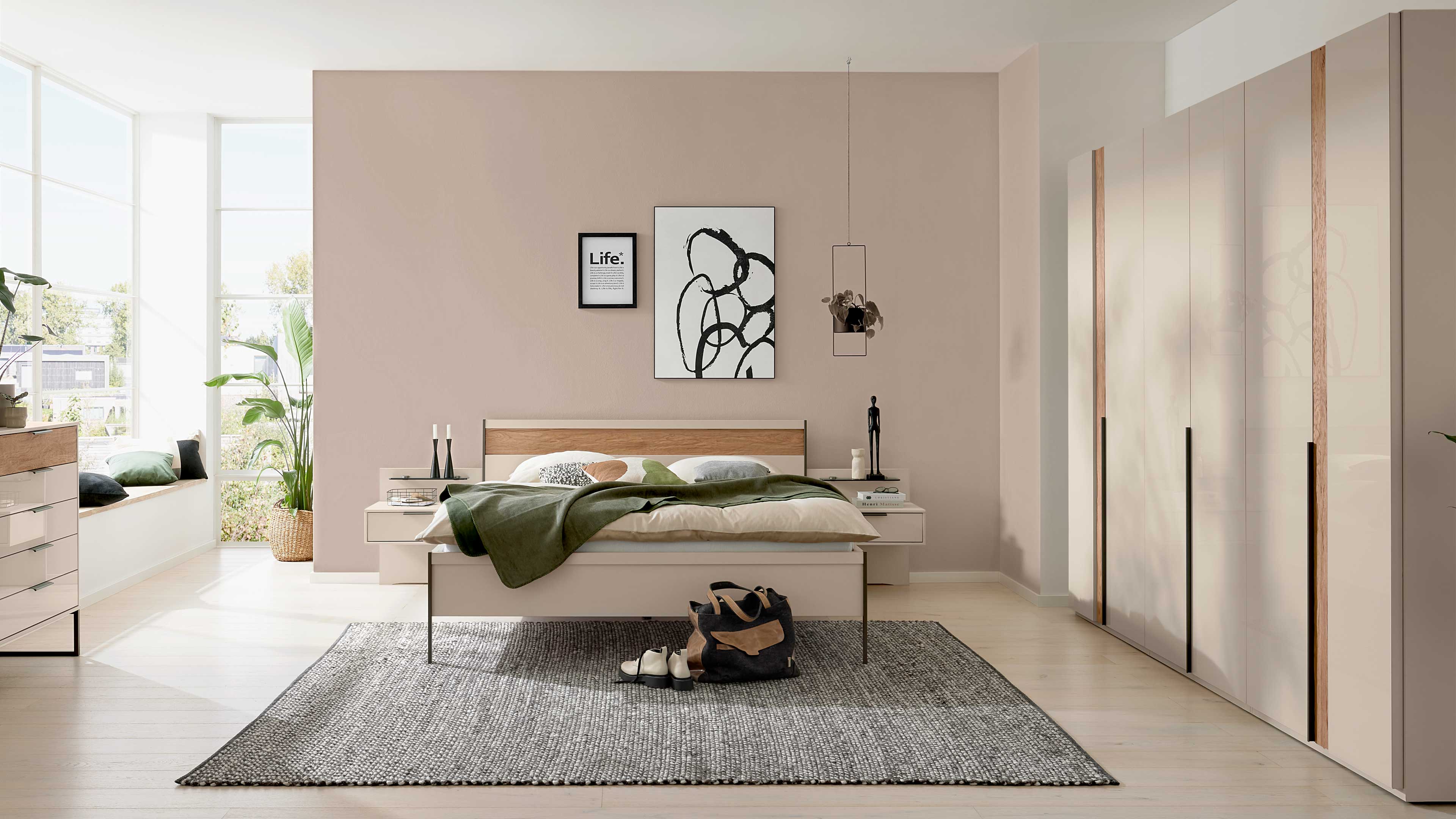 Modernes Schlafzimmer mit weißem Bett, Holzakzenten und großem Kleiderschrank in hellem Design