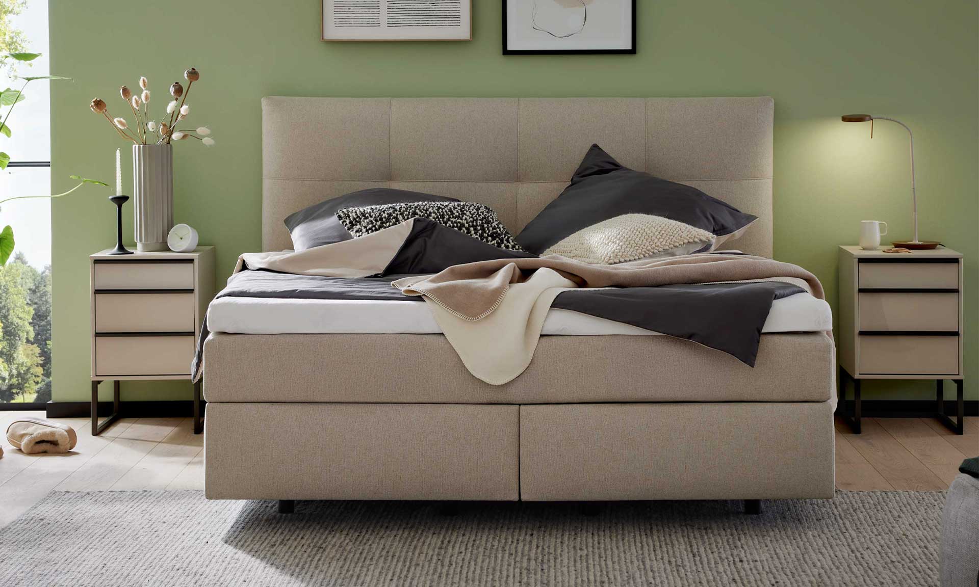 Boxspringbett inklusive Topper und Stoffbezug im Farbton Leinen