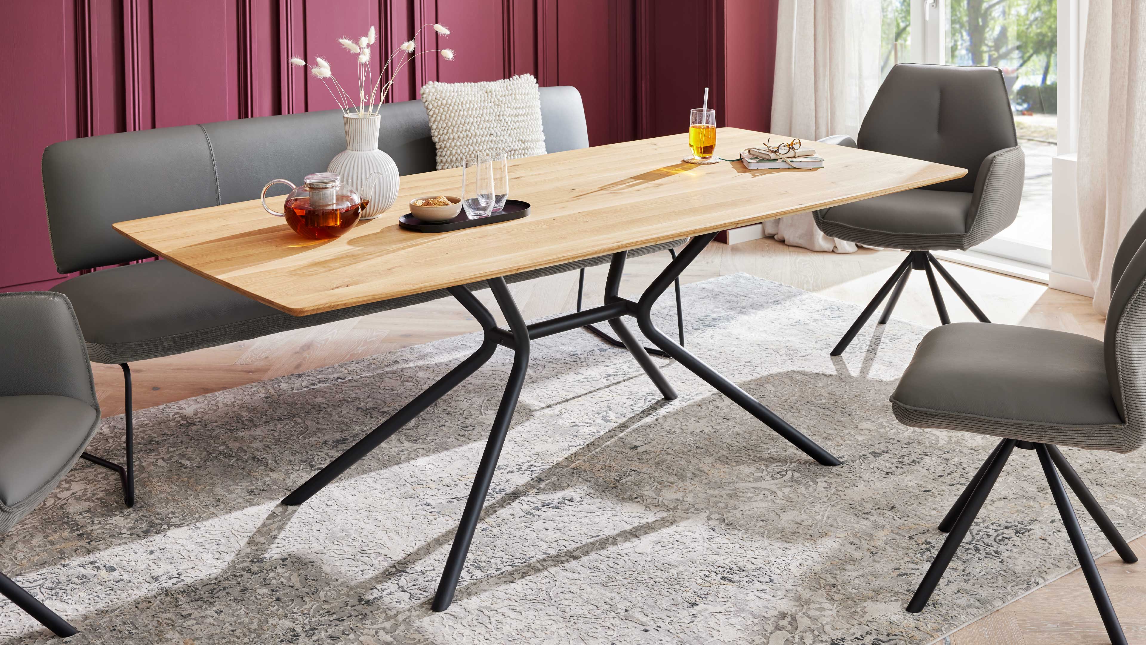 Esstisch mit heller Wildeiche und schwarzem Metallgestell im Industrial-Stil