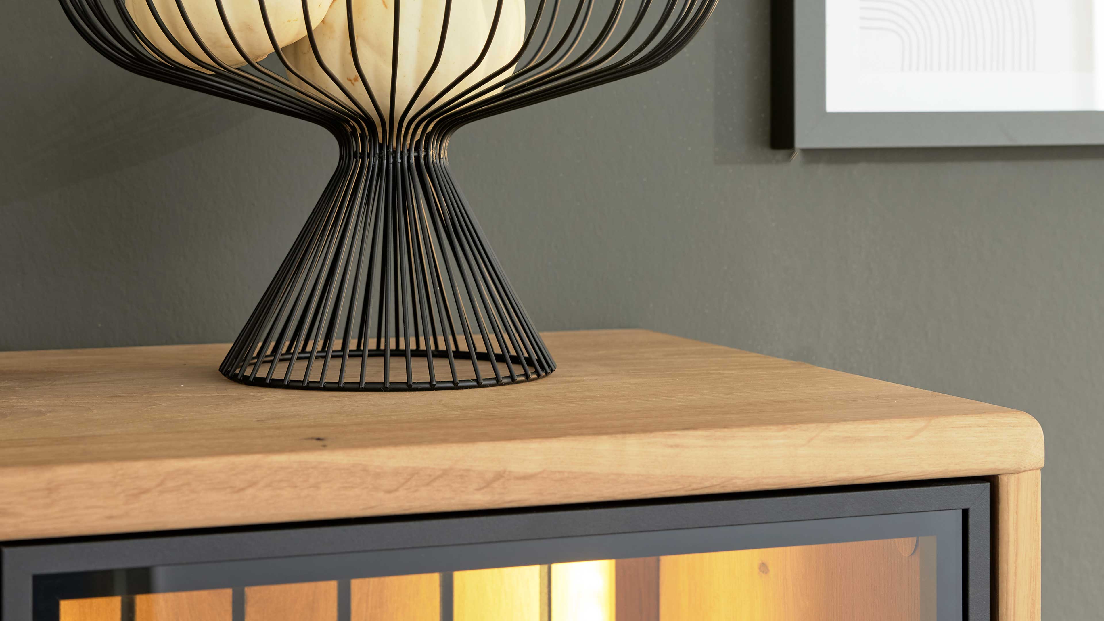 Highboard in Eichefurnier und Schwarzglas, mit Türen und Schubladen für Stauraum