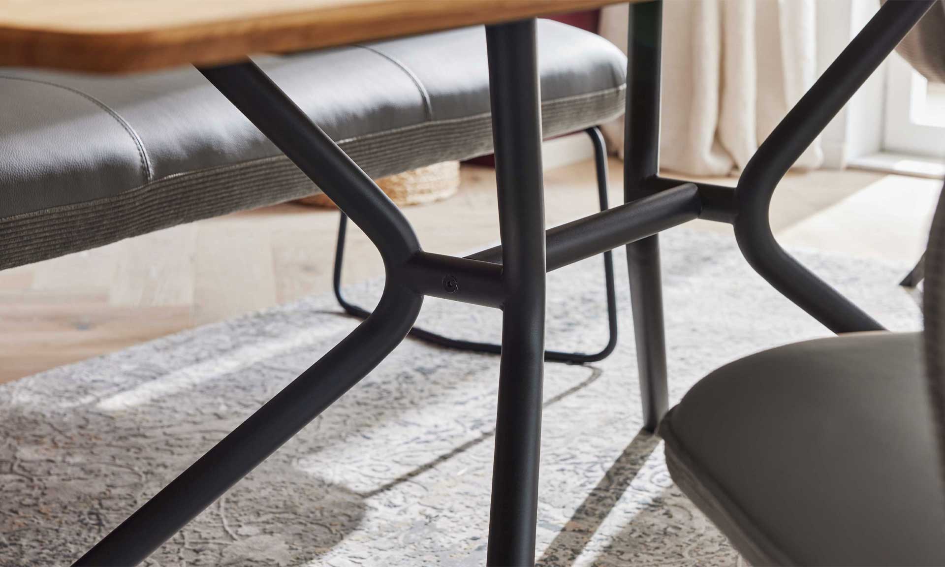 Esstisch mit heller Wildeiche und schwarzem Metallgestell im Industrial-Stil