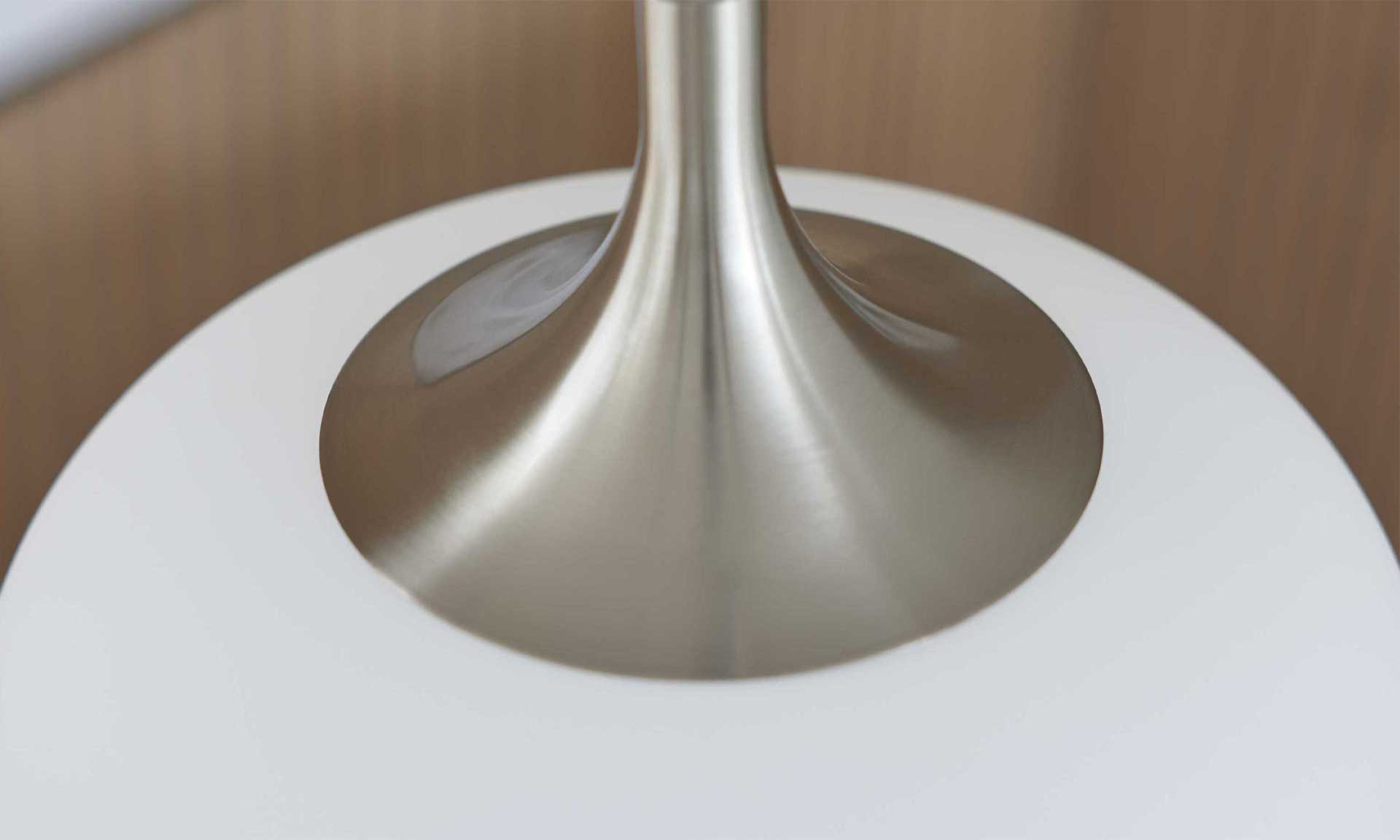 Tischlampe mit Mattglas und nickelfarbenem Metall