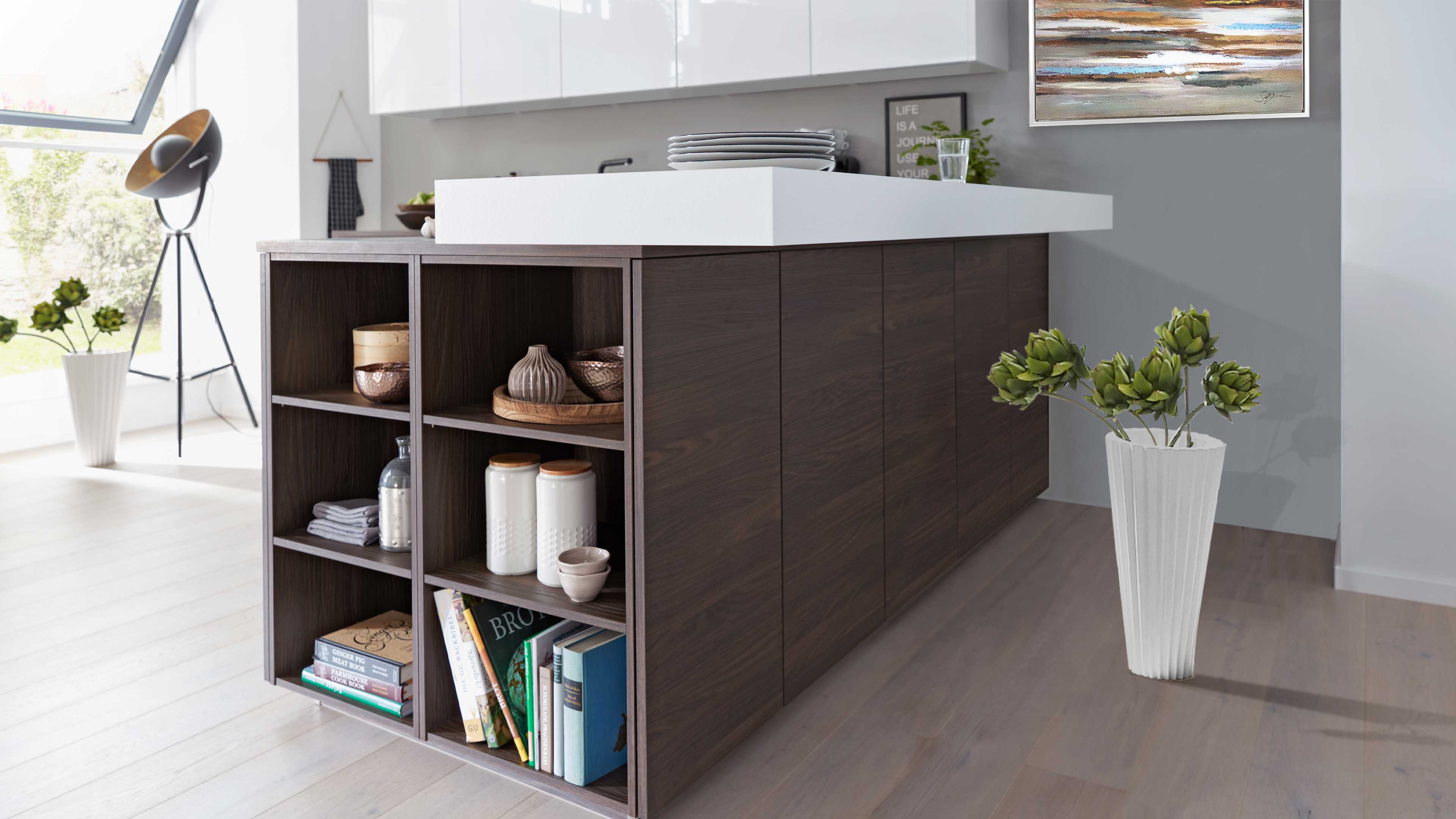 Kücheninsel in dunkler Holzoptik mit offenen Würfelfächern, durchgehender weißer Blockarbeitsplatte und glatten Fronten.