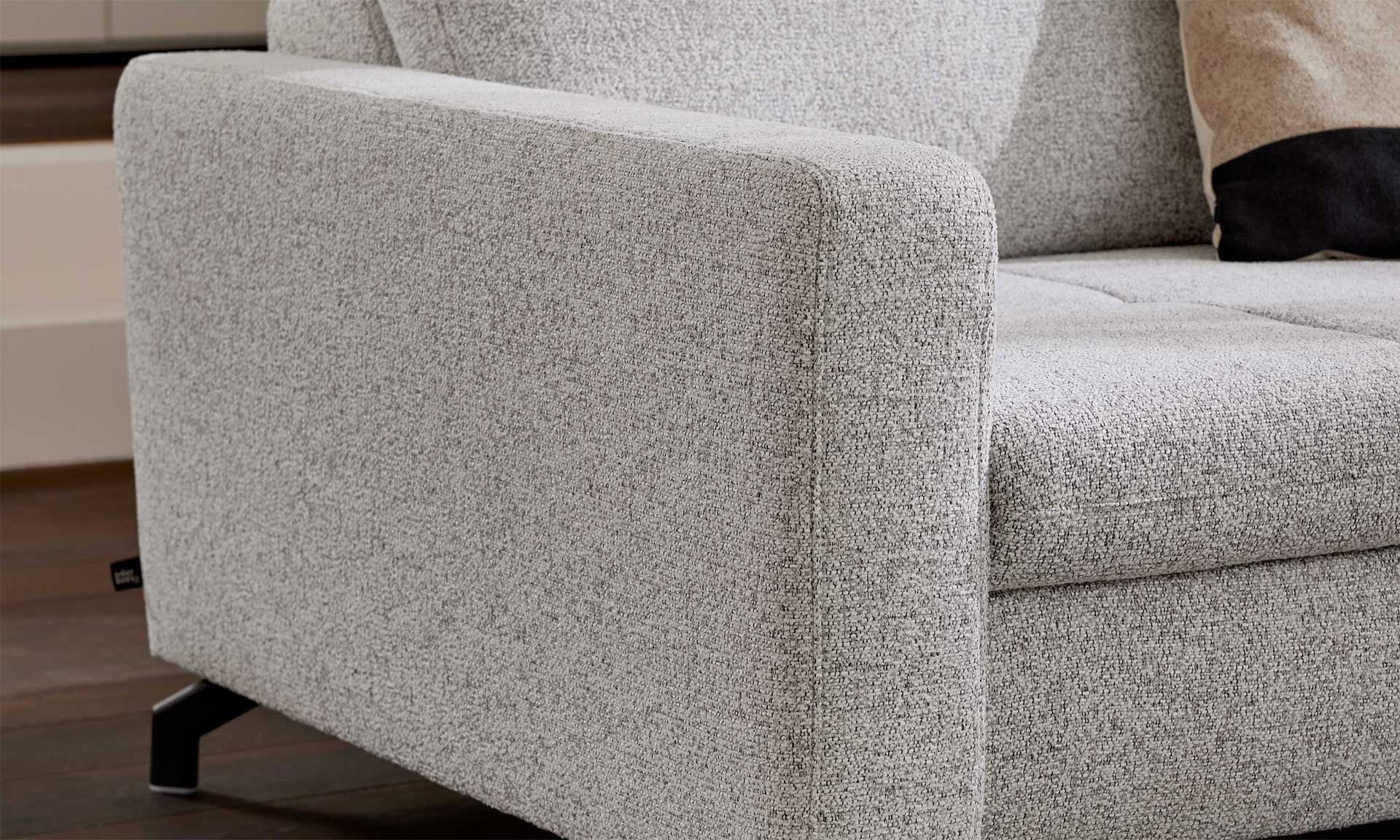 Ecksofa mit Stoffbezug in Ecru und schwarzen Metallfüßen