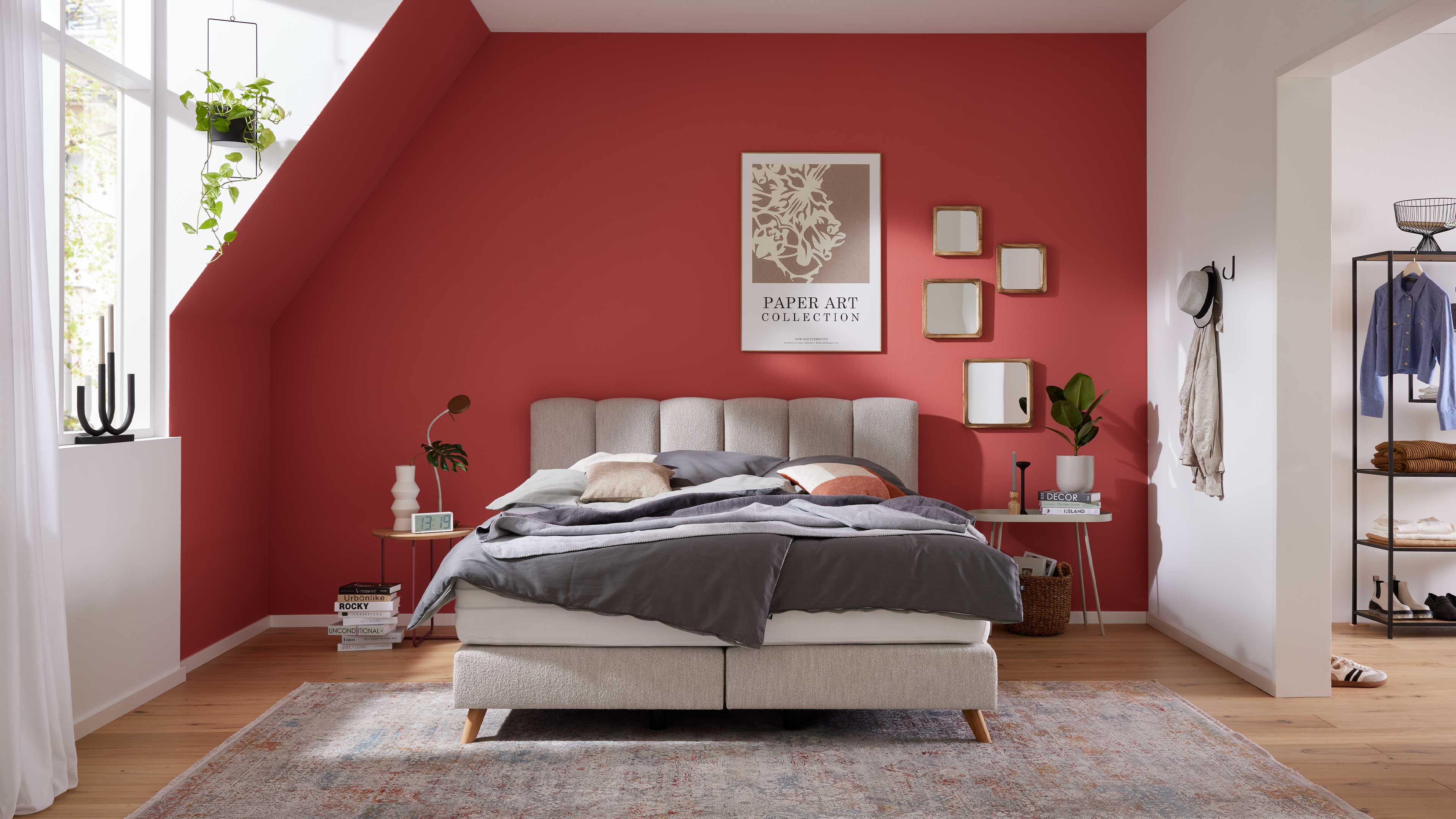 Boxspringbett mit gepolstertem Kopfteil, Stoffbezug in Creme und hoher Matratze für stabilen Liegekomfort