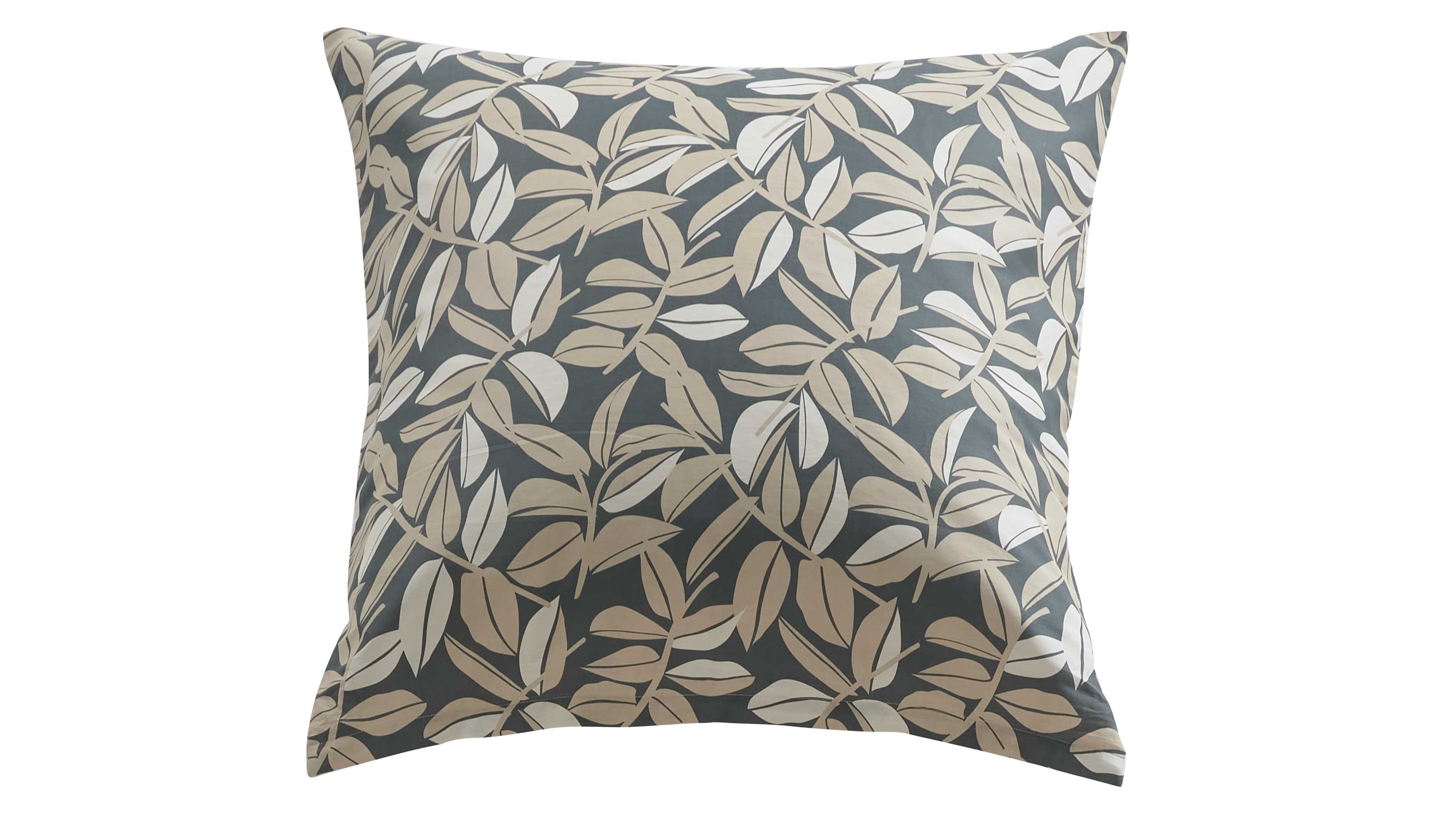 Quadratisches Zierkissen mit dunkelgrauem Grund und dichtem cremeweißen bis beige Blättermotiv, freigestellt.