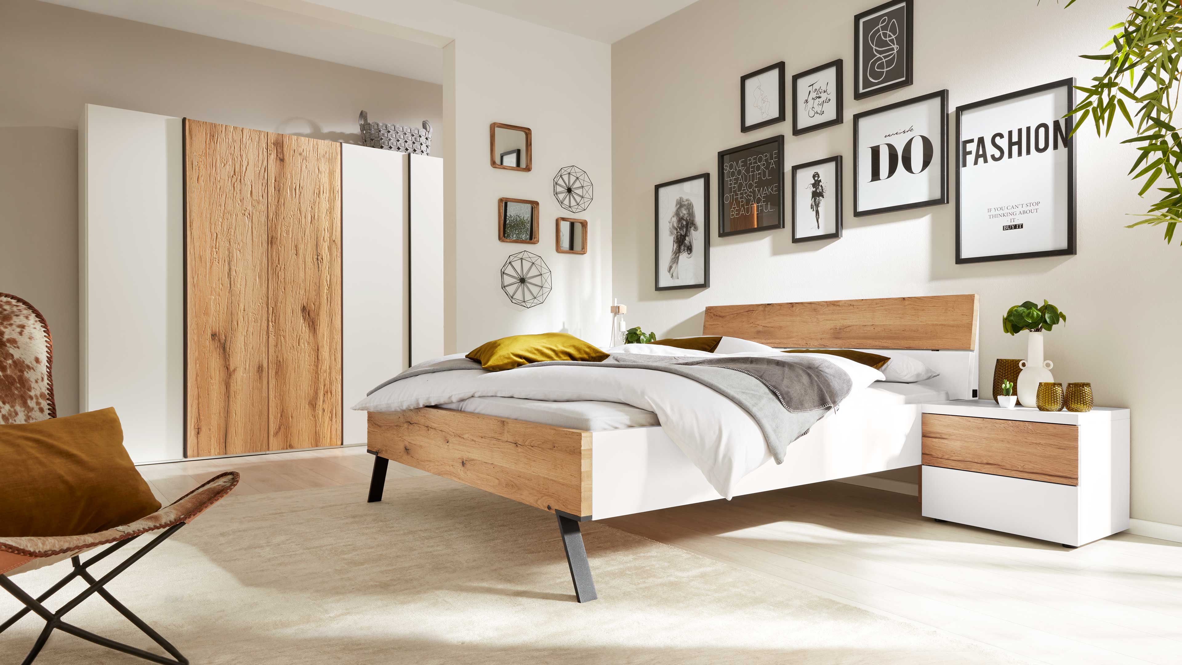 Modernes Schlafzimmer mit hellen Mattlackfronten und Eiche-Akzenten
