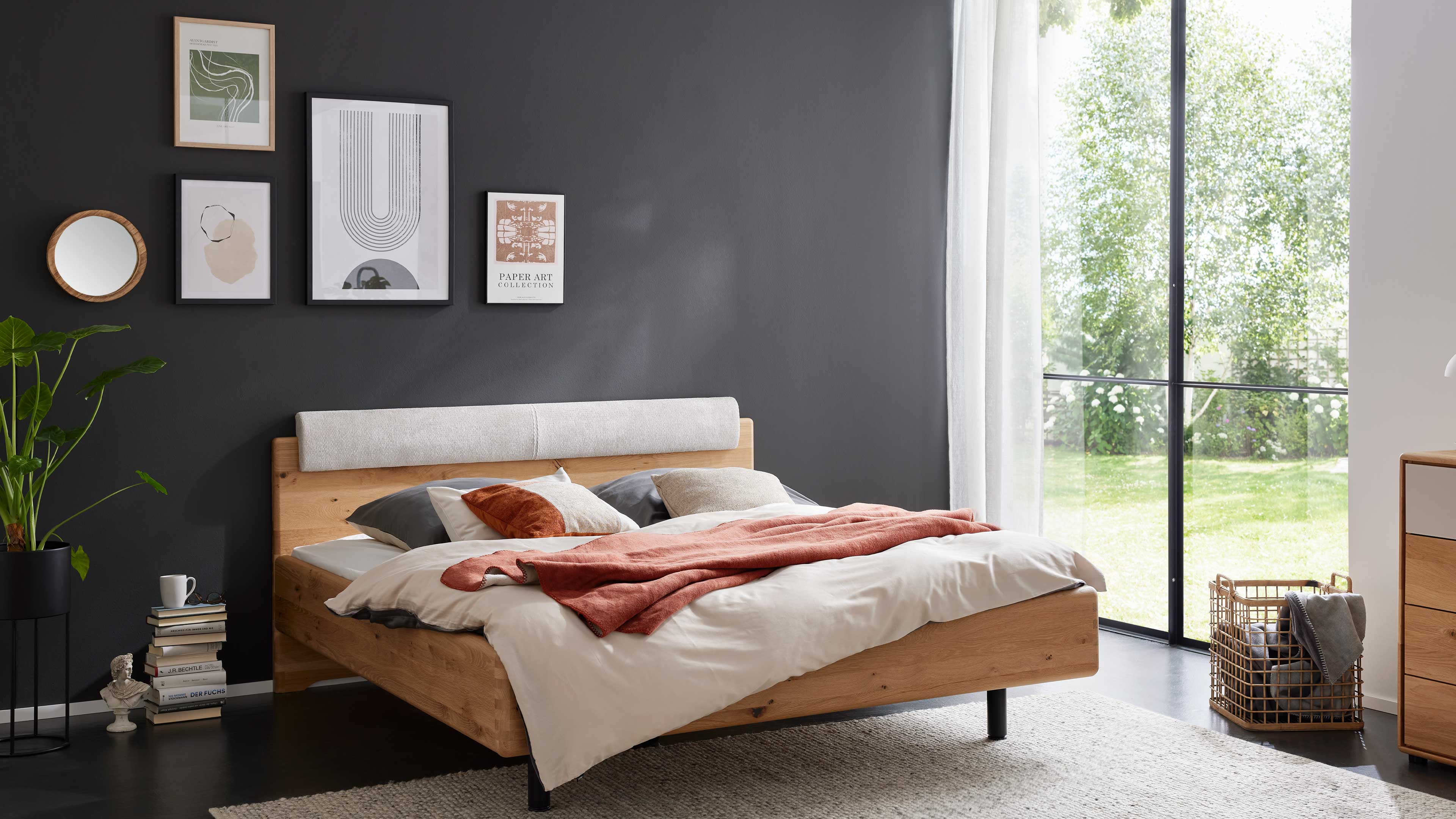 Doppelbett in Wildeiche mit gepolstertem Kopfteil und stabilem Holzrahmen für ein modernes Schlafzimmer