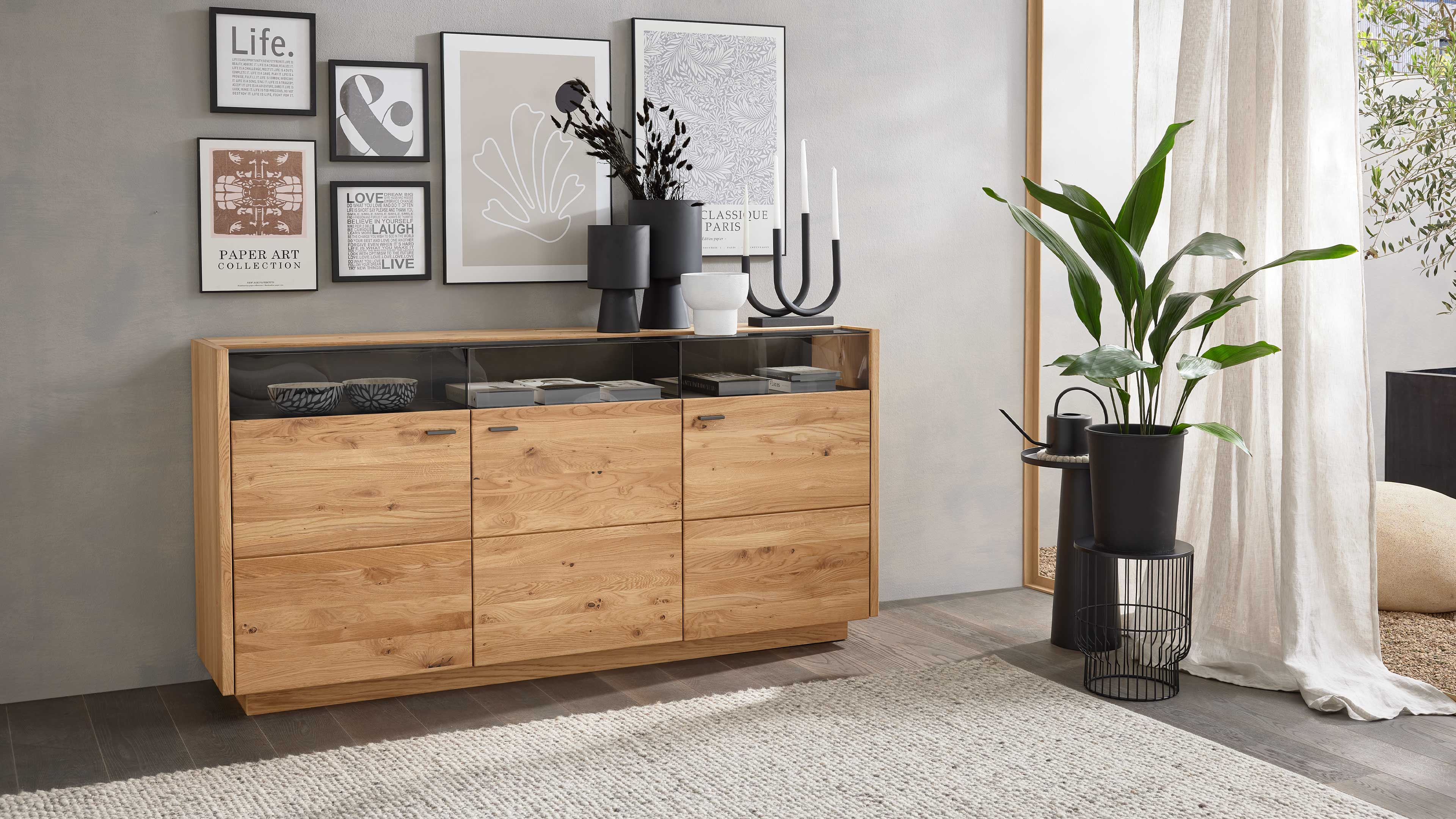 Sideboard mit drei Türen in Asteiche und Schwarzglas