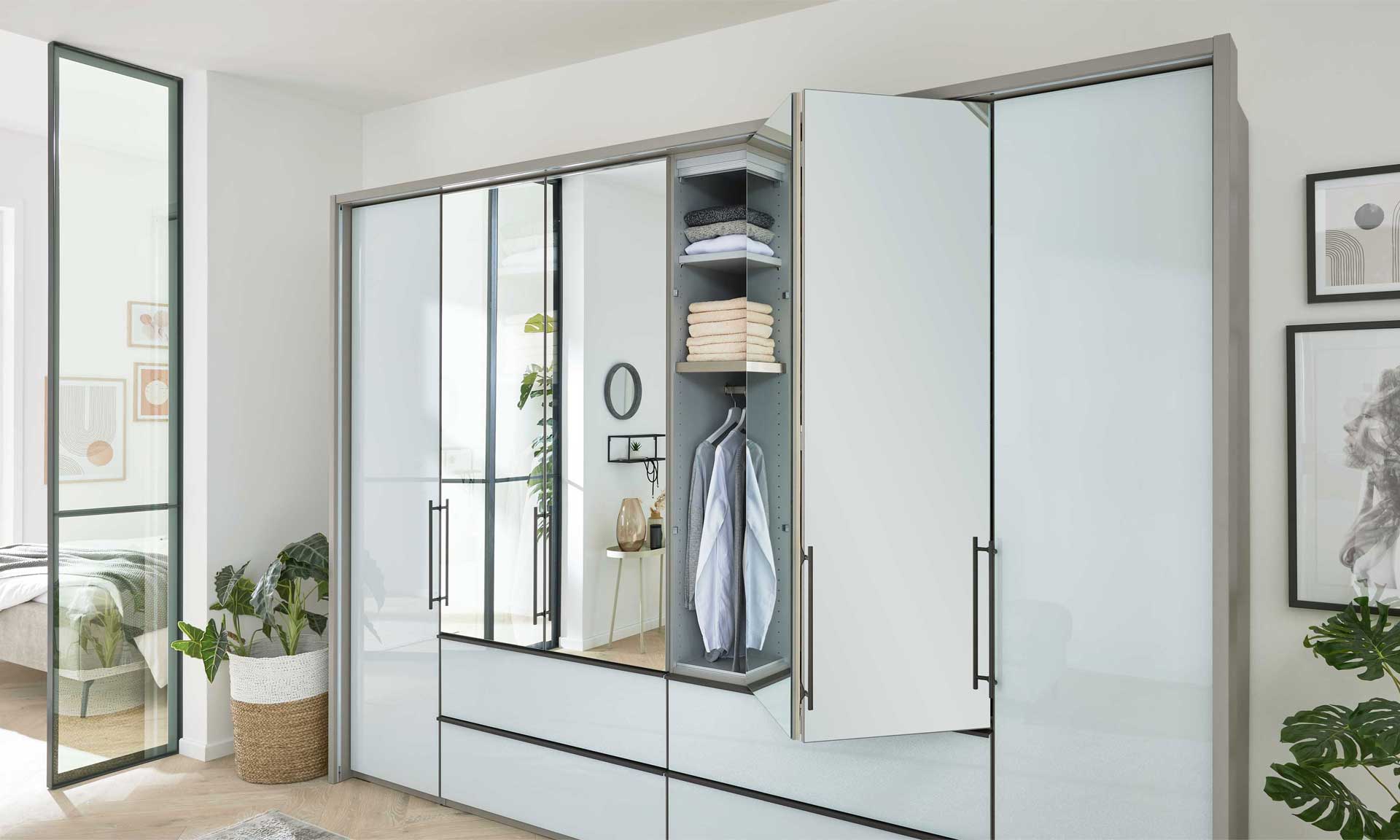 Kleiderschrank in Weiß mit Dreh- und Falttüren, Spiegeltüren und Schubladen