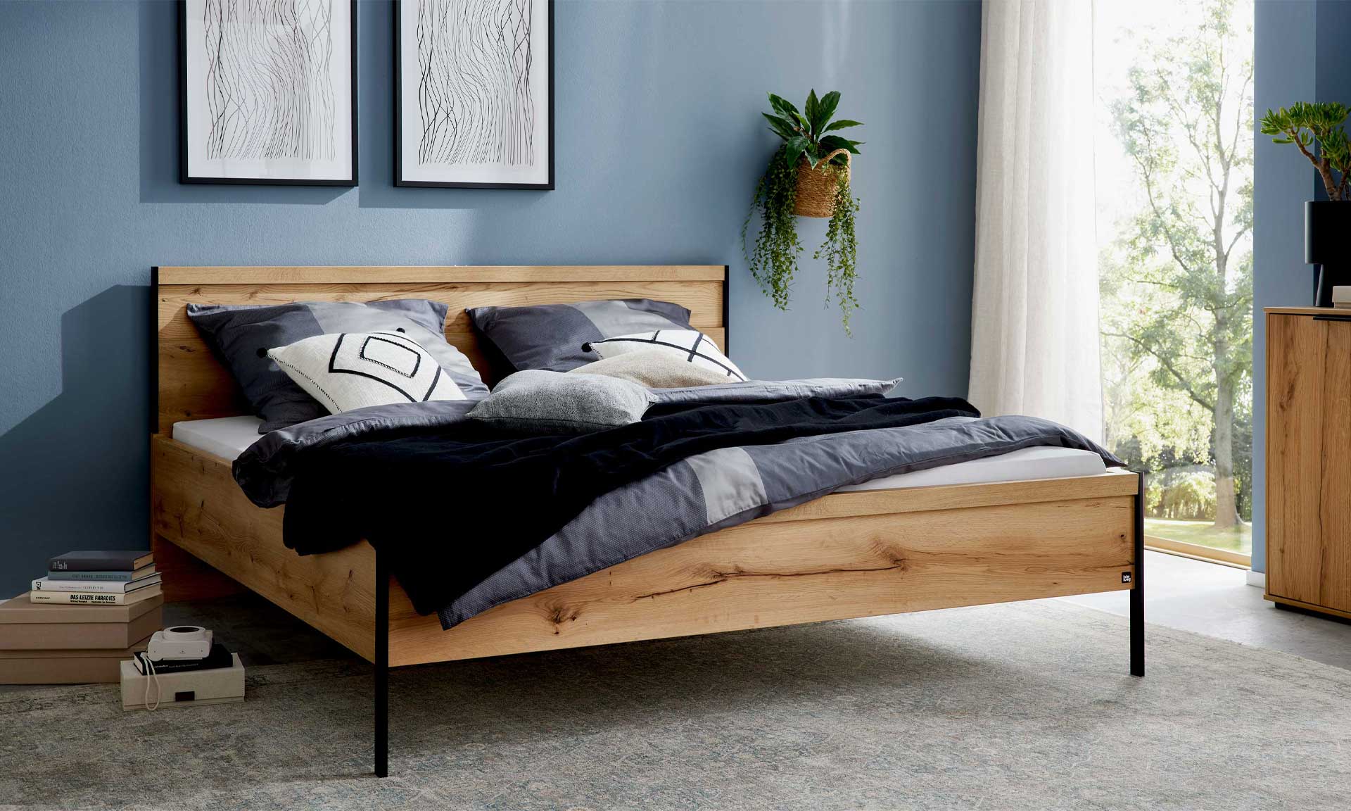 Komplettes Schlafzimmer in Beige-Grau mit heller Eiche