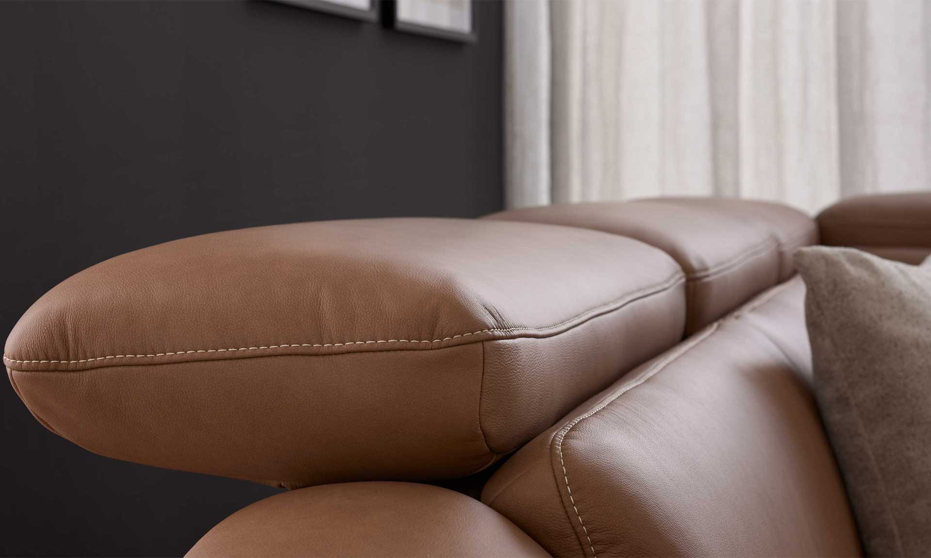 Leder-Ecksofa in Haselnussbraun, mit schwarzen Metallfüßen
